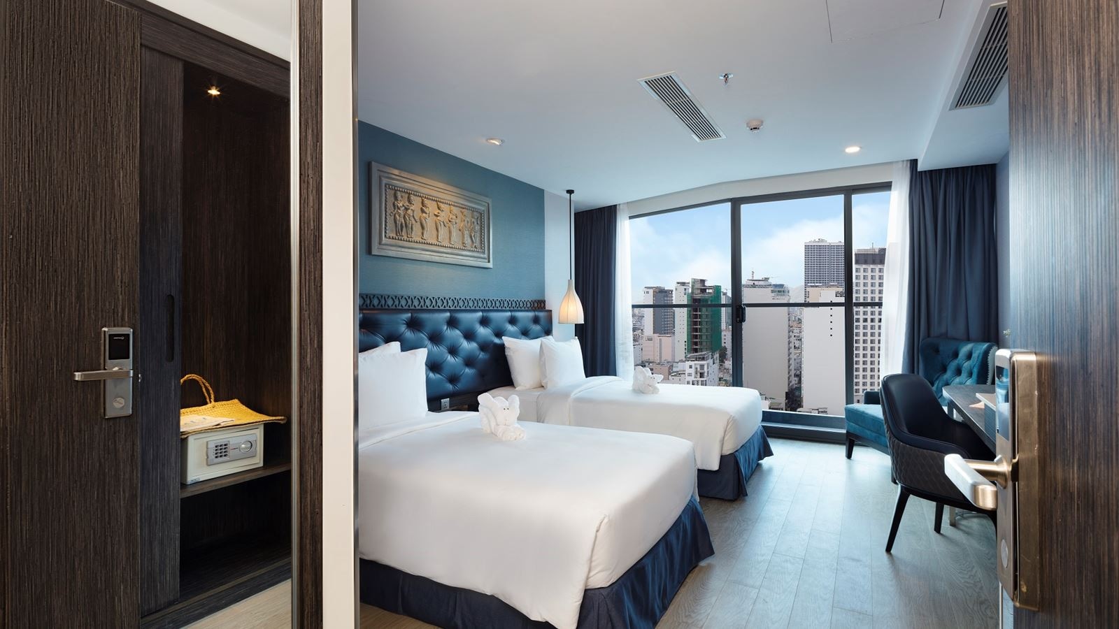 rooms-senior-balcony-city-view-child-without-extra-bed