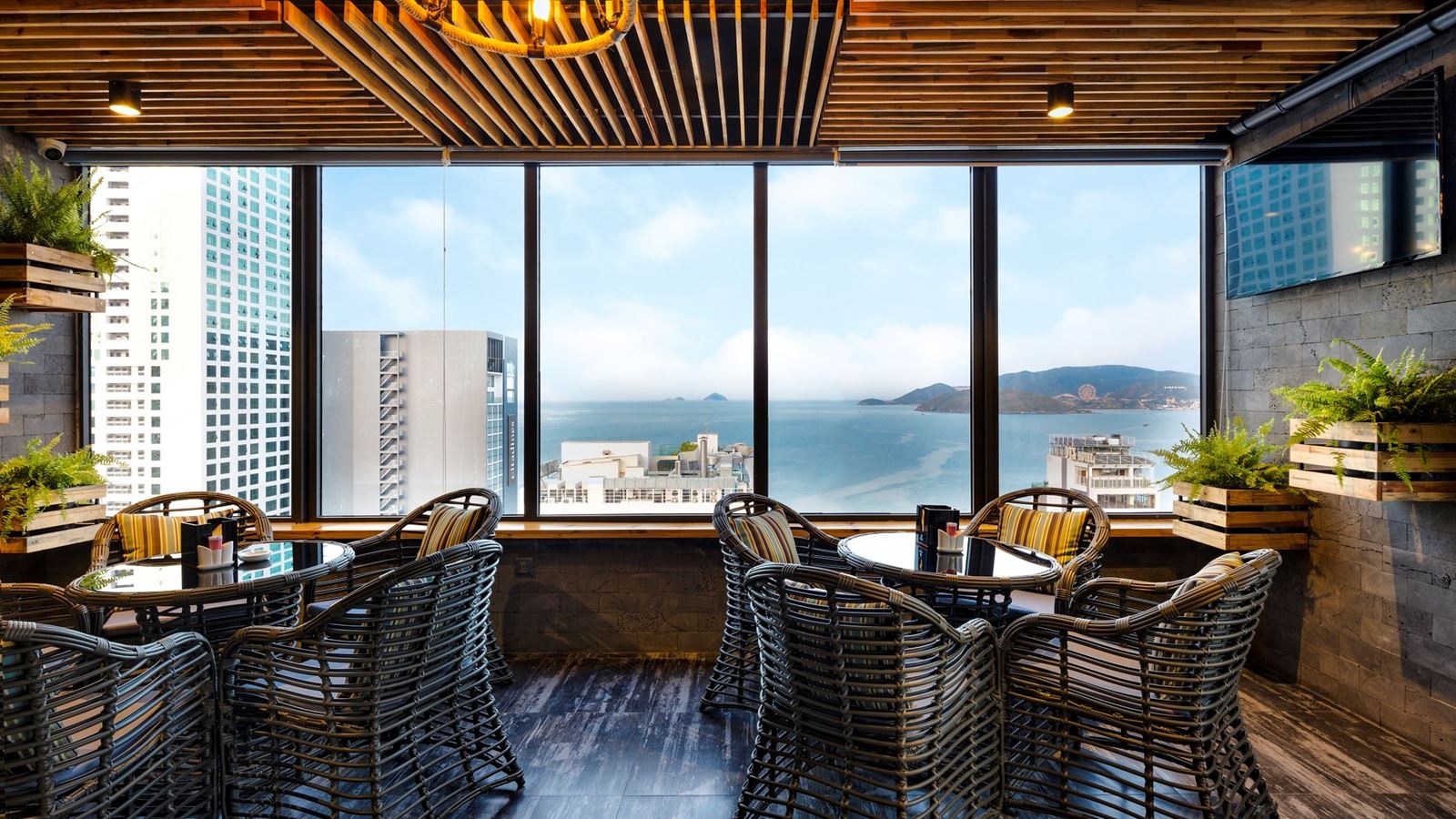 bars-infinity-pool-bar