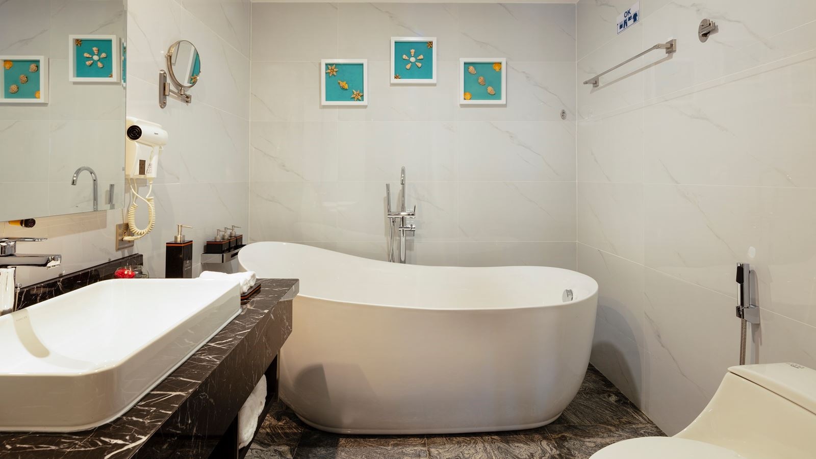 rooms-senior-balcony-city-view-child-without-extra-bed