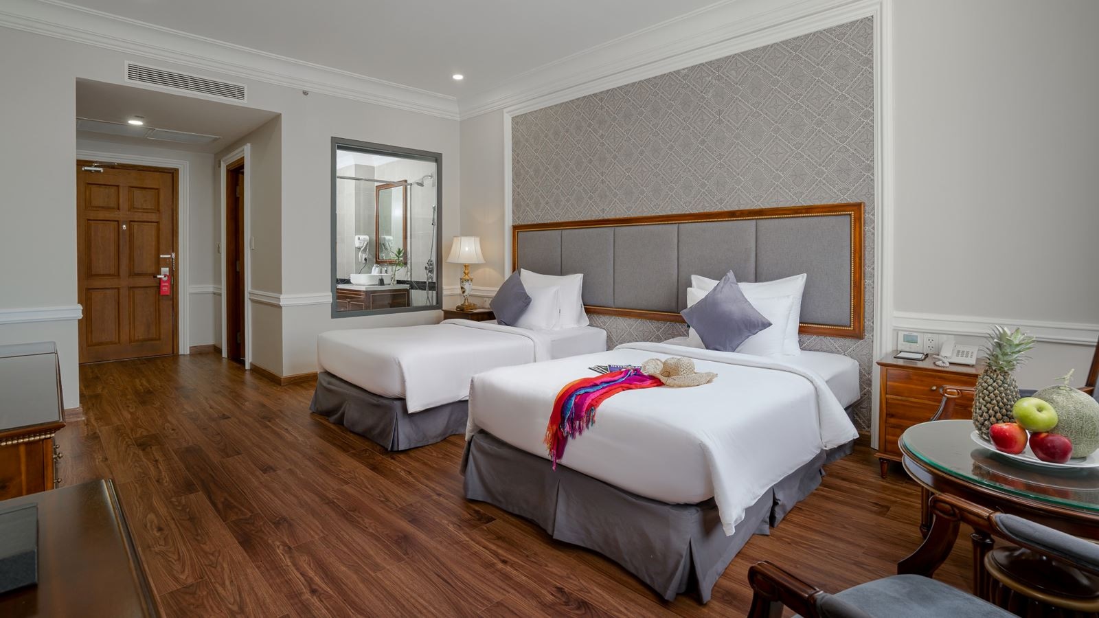 rooms-deluxe-room-city-view