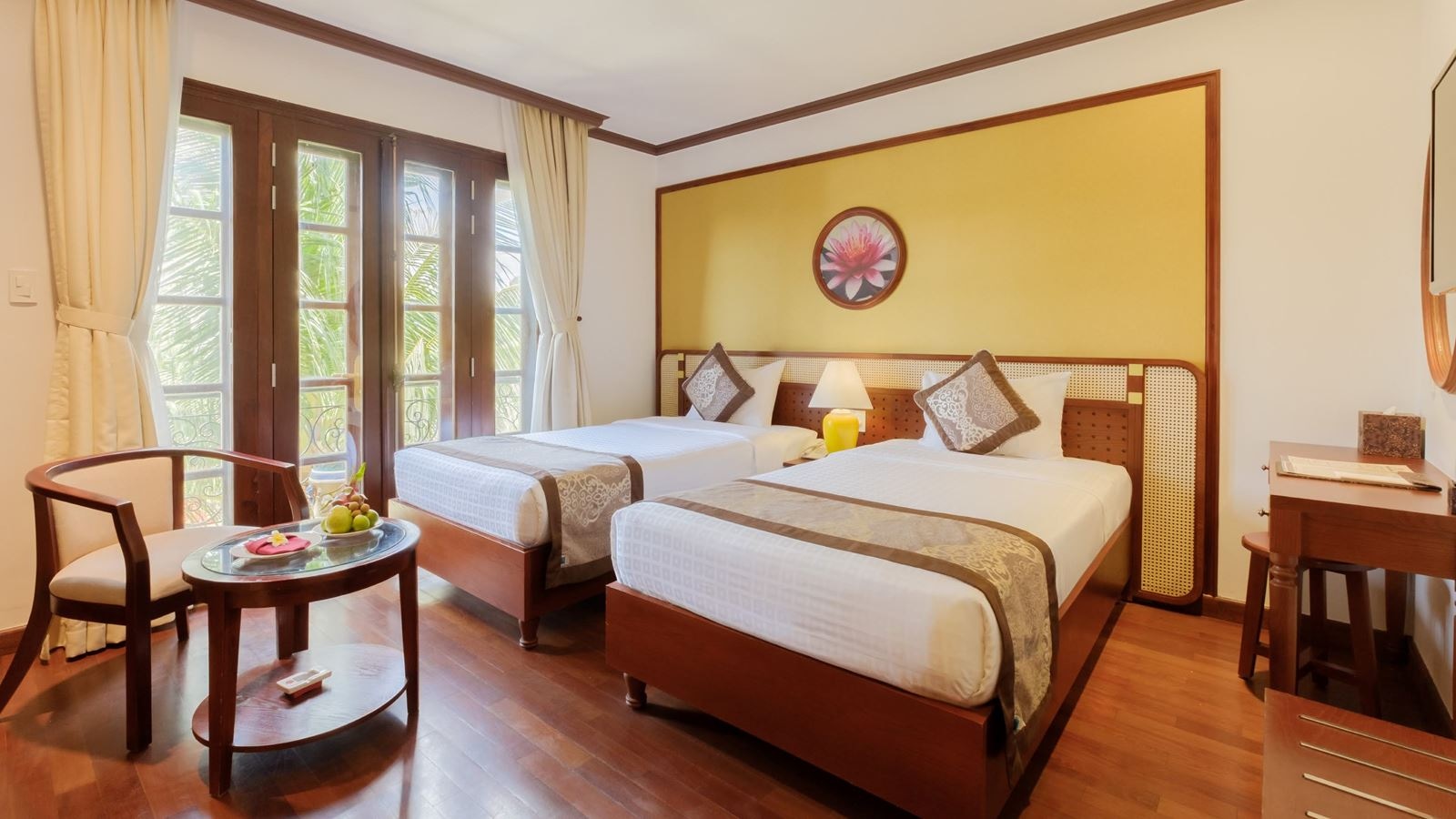 rooms-deluxe-cozy-balcony