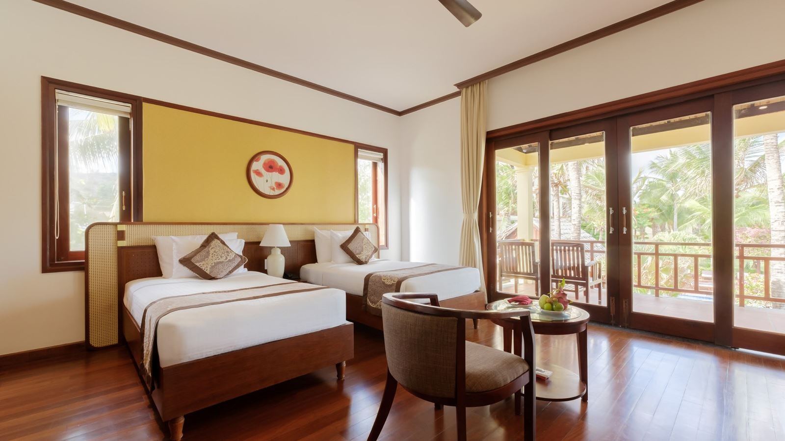 rooms-deluxe-garden-view-balcony