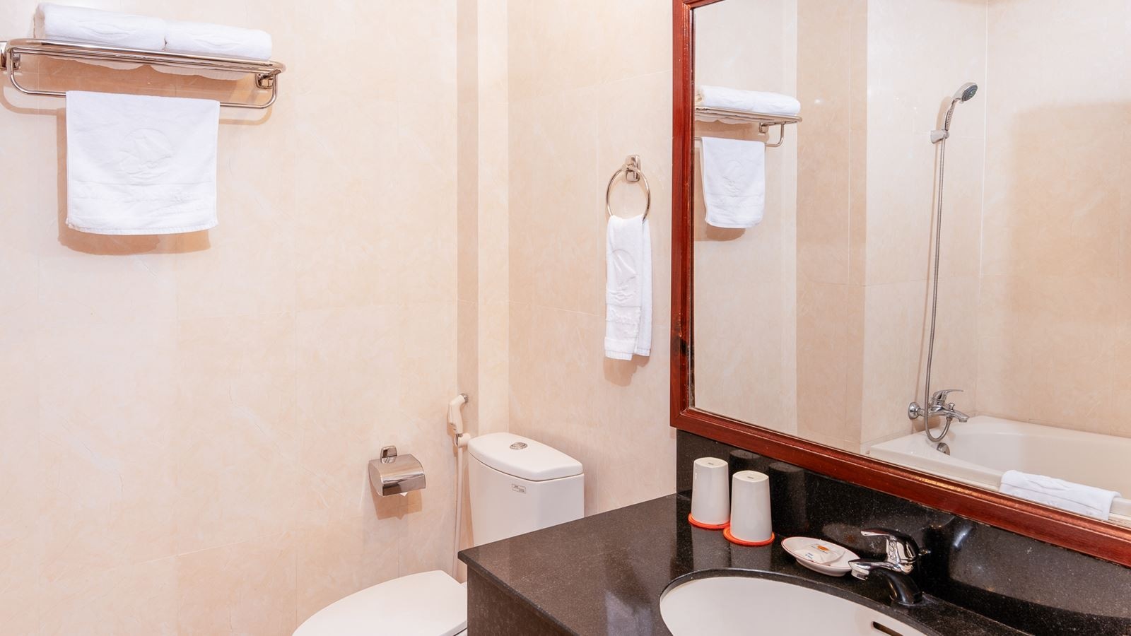 rooms-deluxe-hill-view-balcony