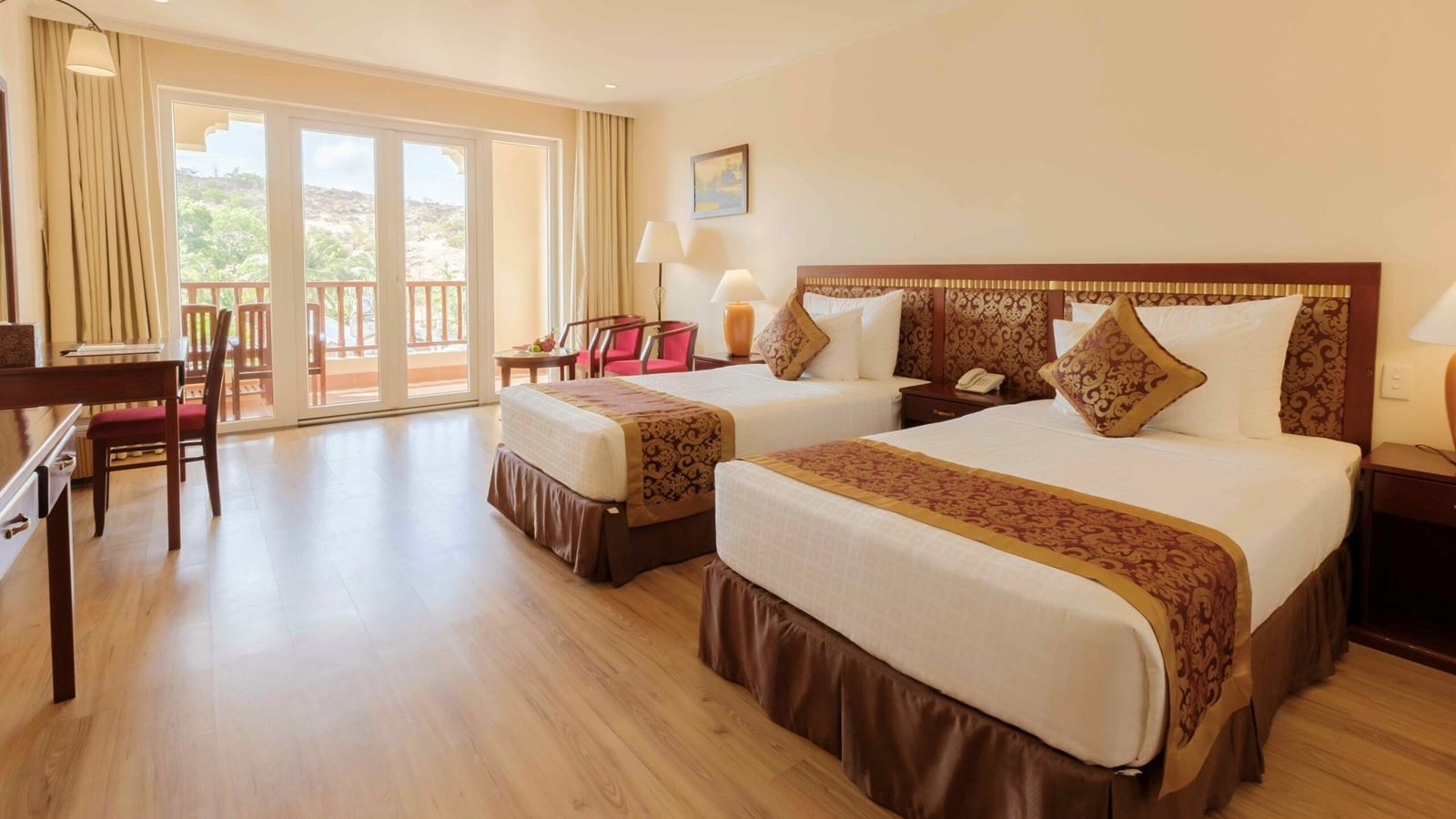 rooms-deluxe-hill-view-balcony-child-without-extra-bed