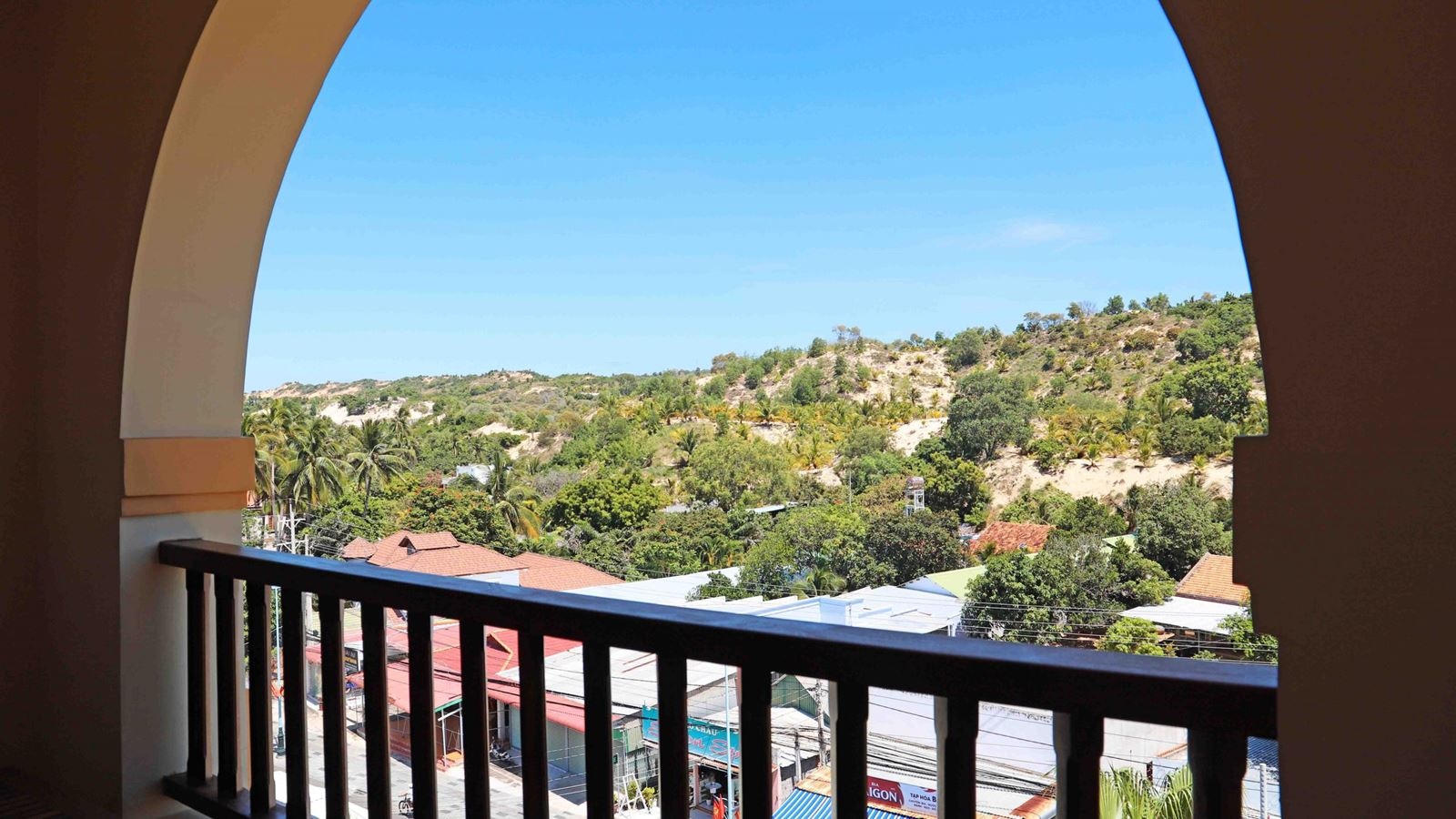 rooms-deluxe-hill-view-balcony-child-without-extra-bed