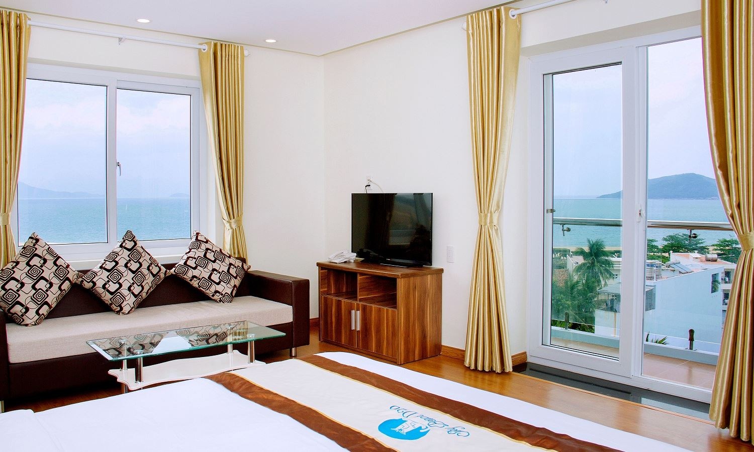 rooms-suite-sea-view-with-balcony