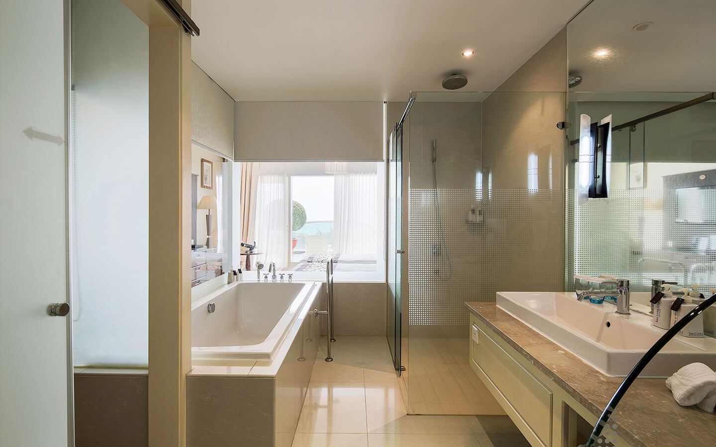 rooms-superior-sea-view-with-balcony-child-without-extra-bed