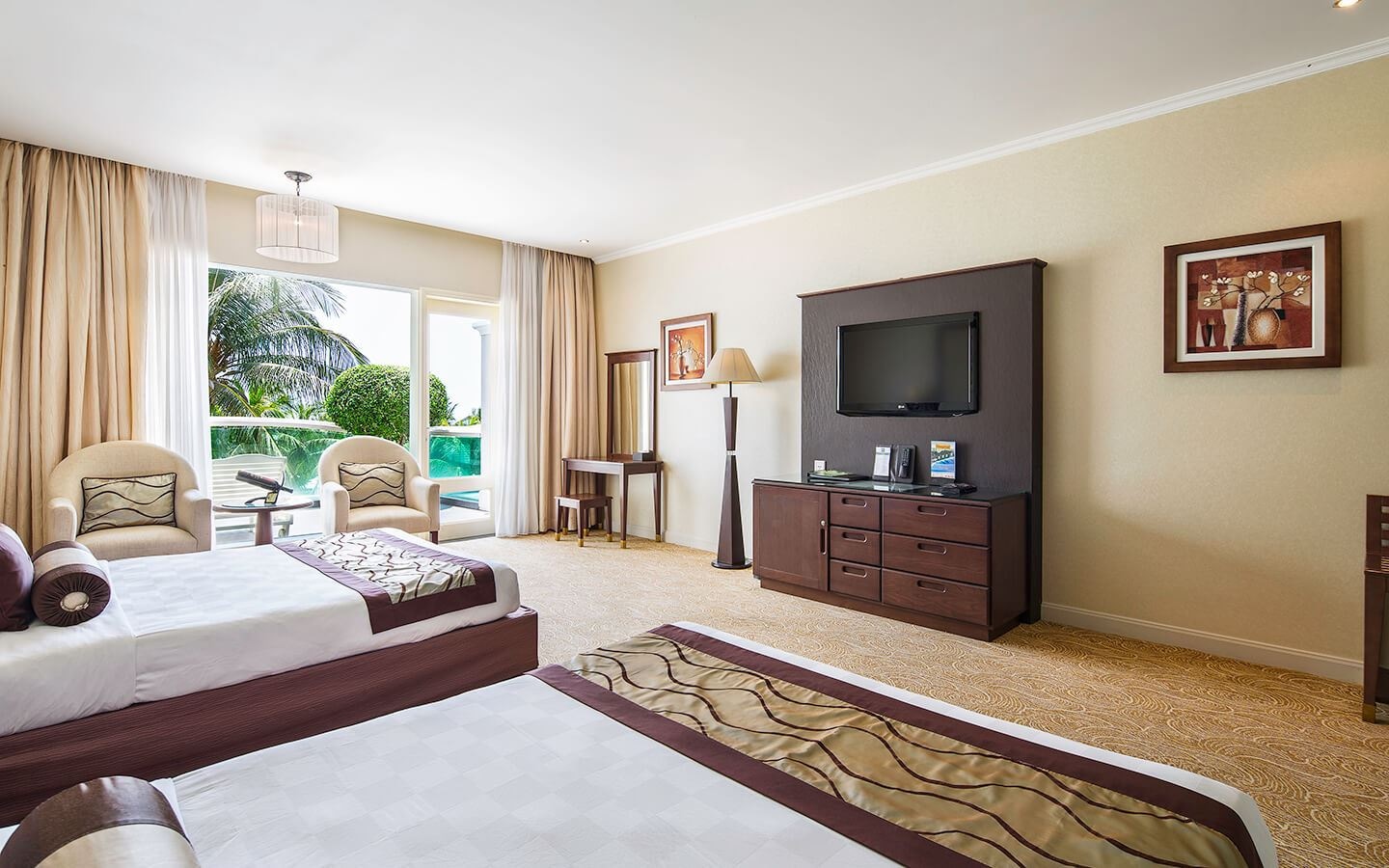 rooms-deluxe-pool-view-with-balcony