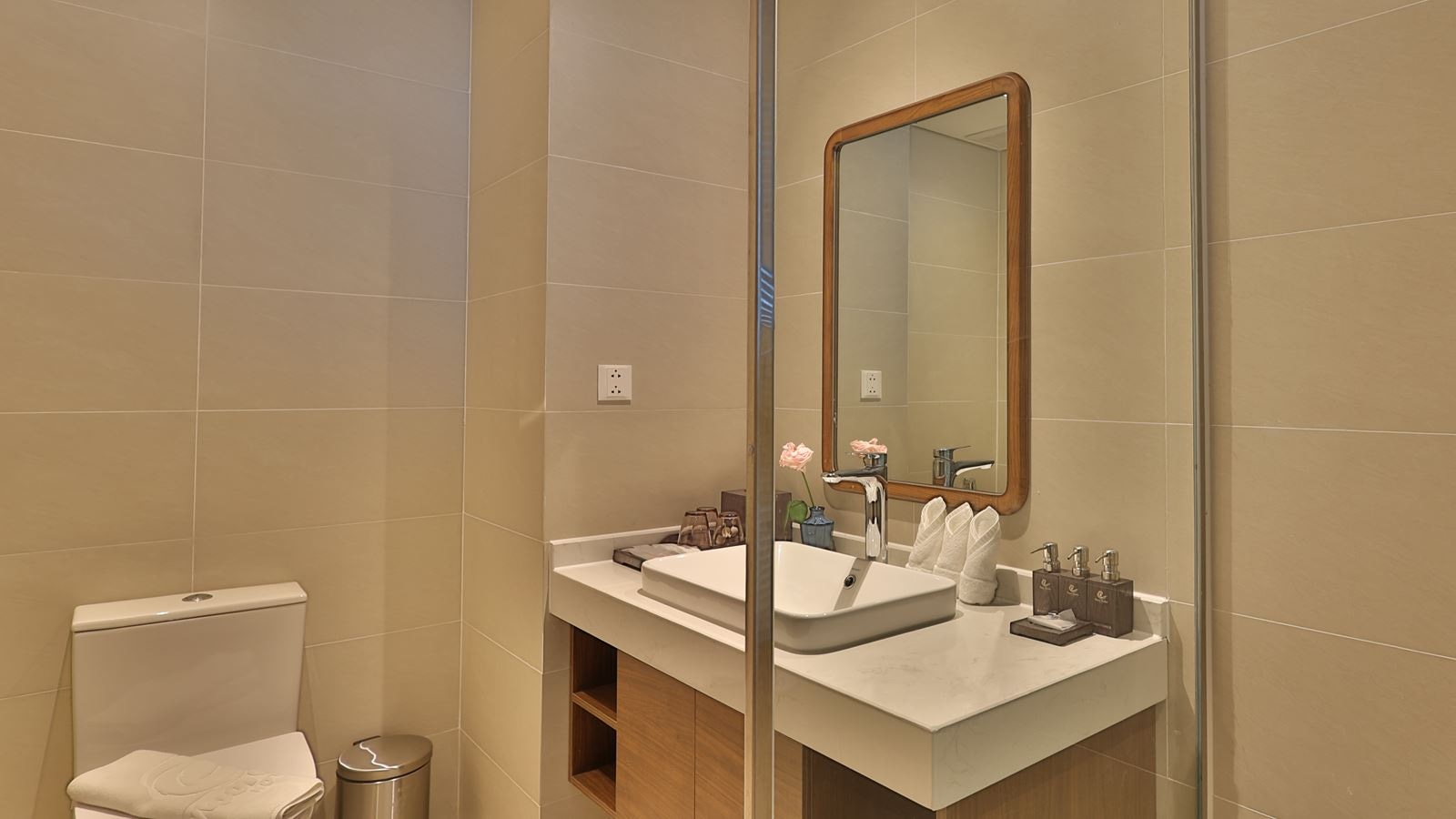 rooms-deluxe-seaview-with-balcony