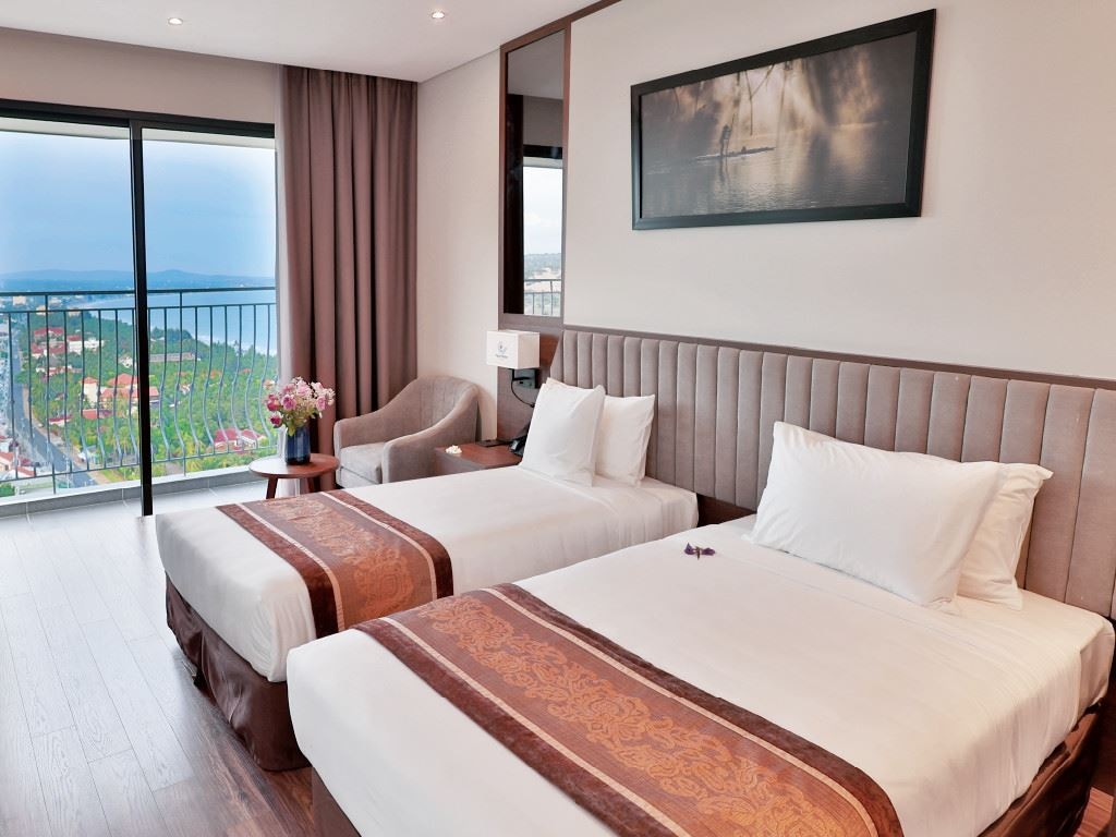 rooms-premier-deluxe-seaview-with-balcony