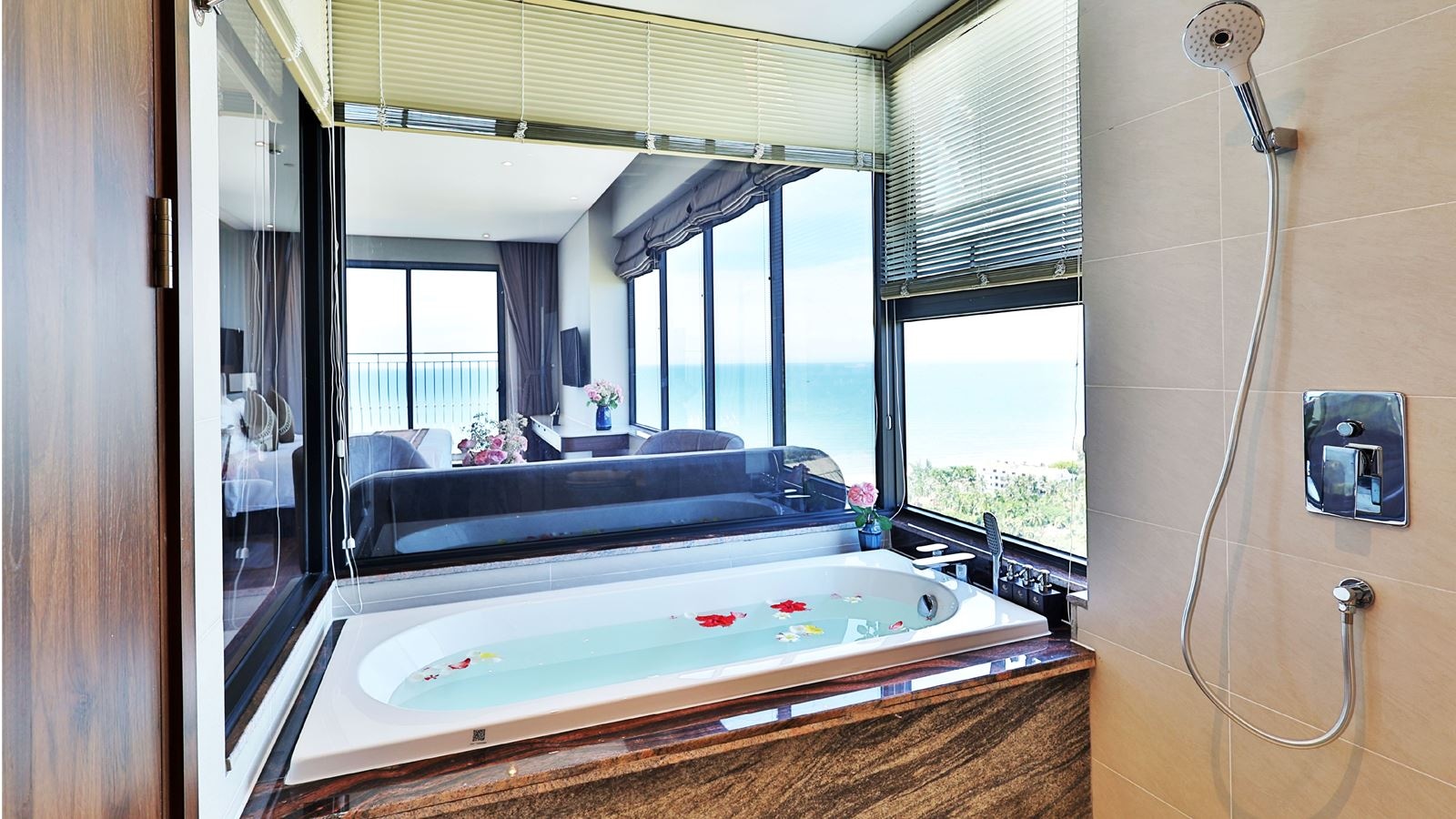 rooms-junior-suite-seaview-with-balcony-child-without-extra-bed
