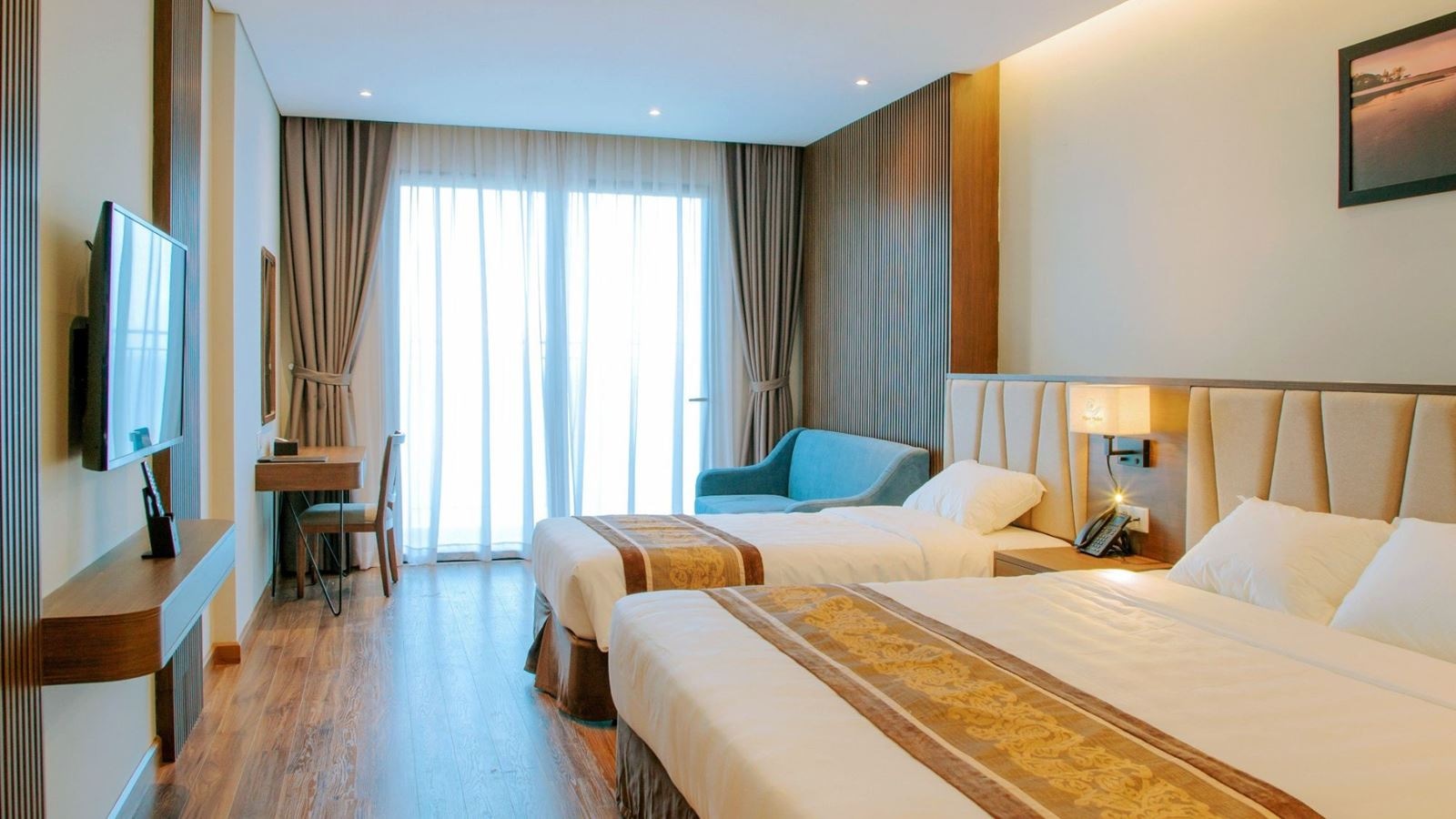 rooms-senior-deluxe-seaview-triple-with-balcony