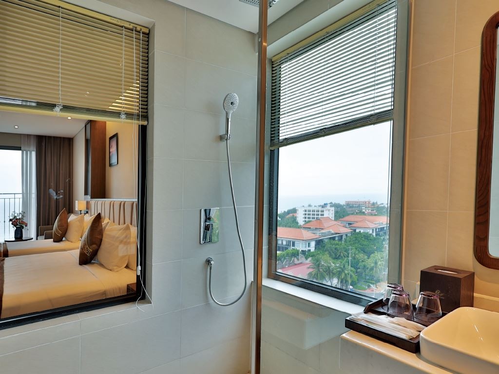 rooms-senior-deluxe-seaview-triple-with-balcony