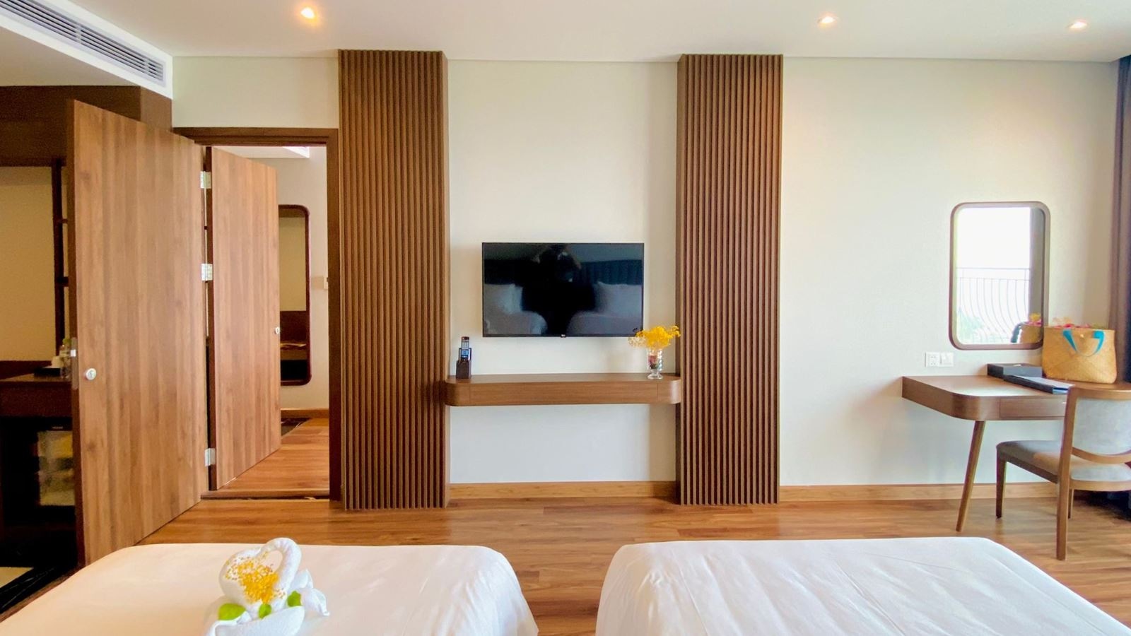 rooms-deluxe-family-seaview-connecting-with-balcony