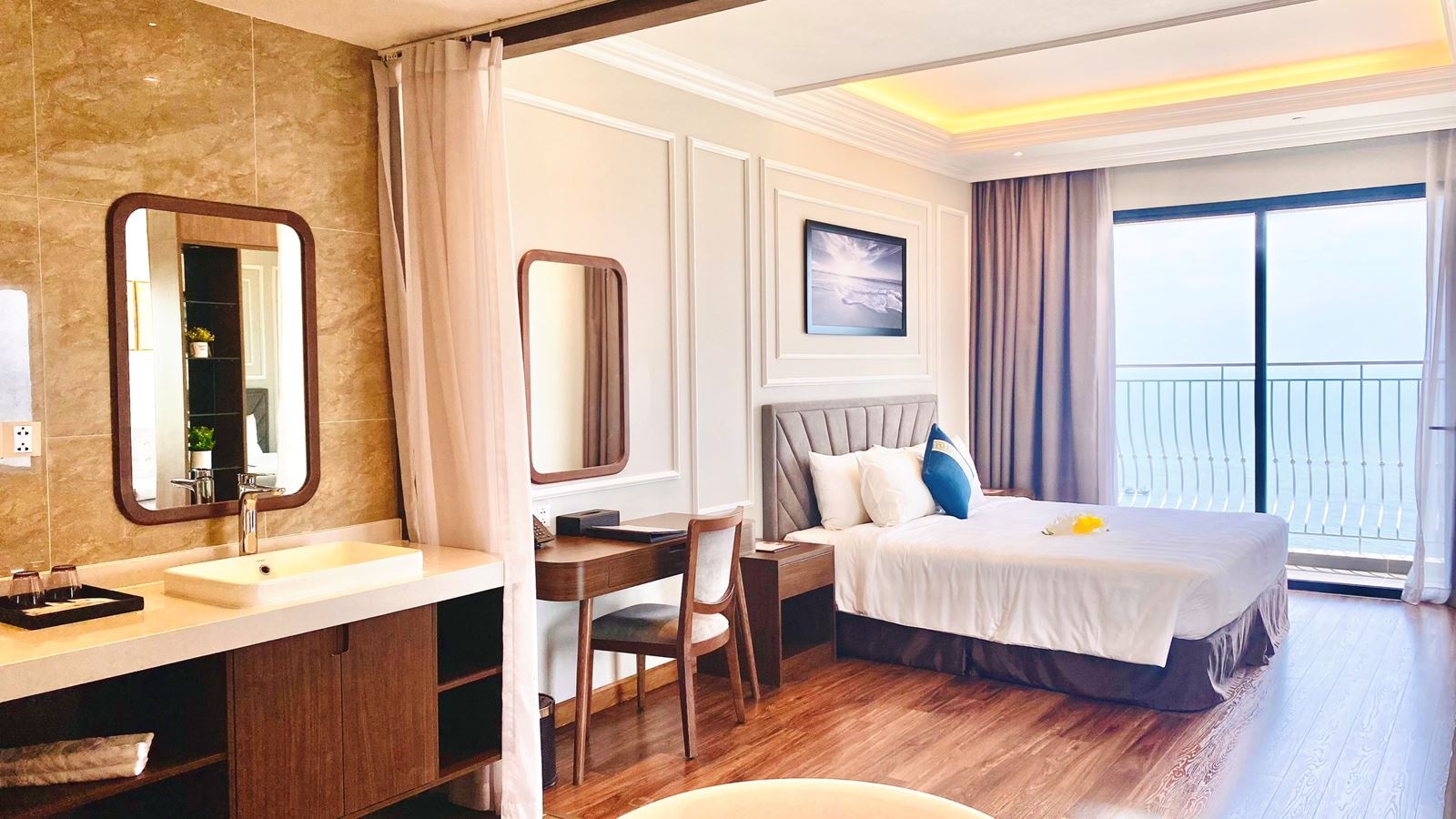 rooms-suite-seaview-with-balcony