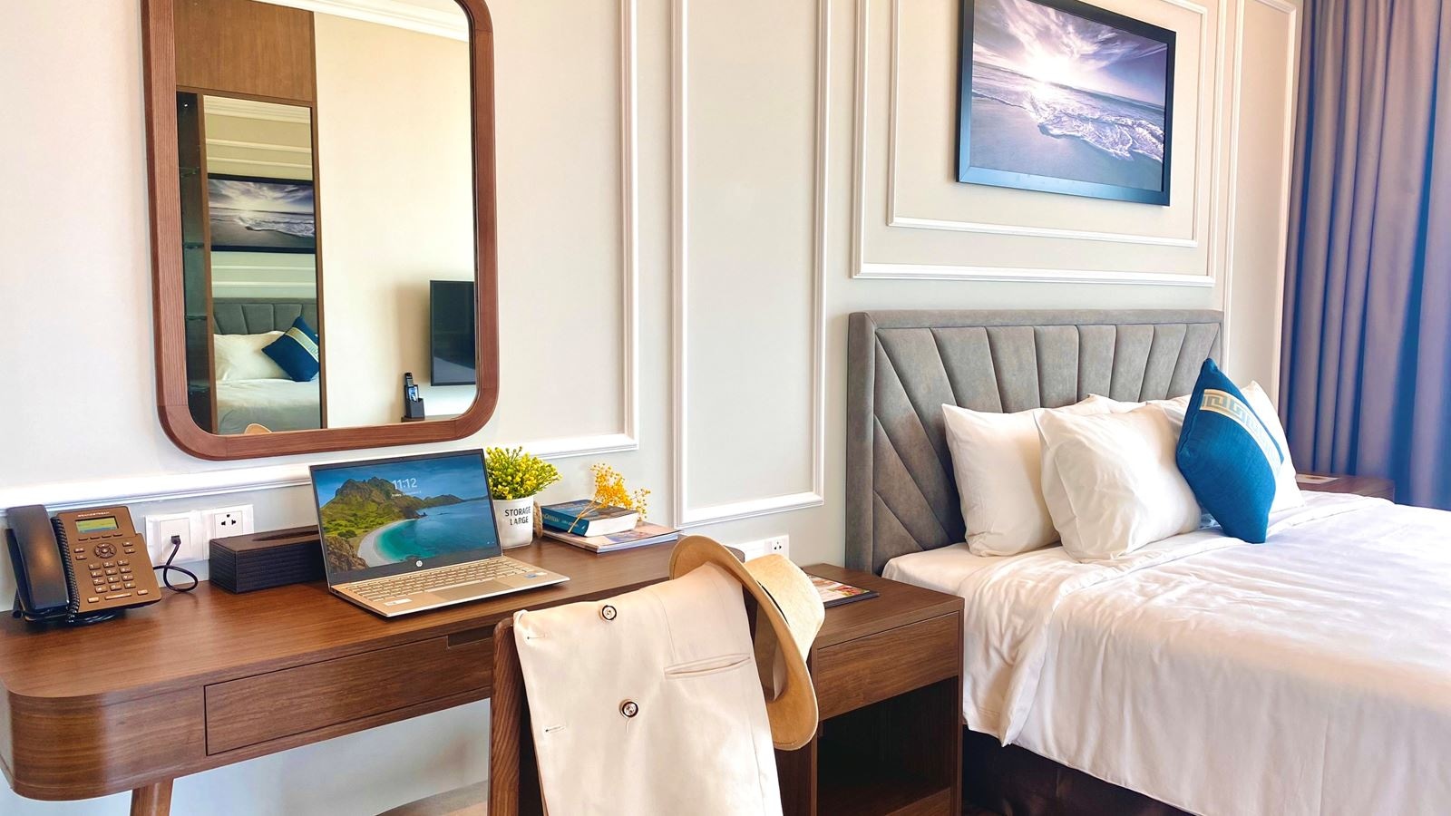 rooms-suite-seaview-with-balcony