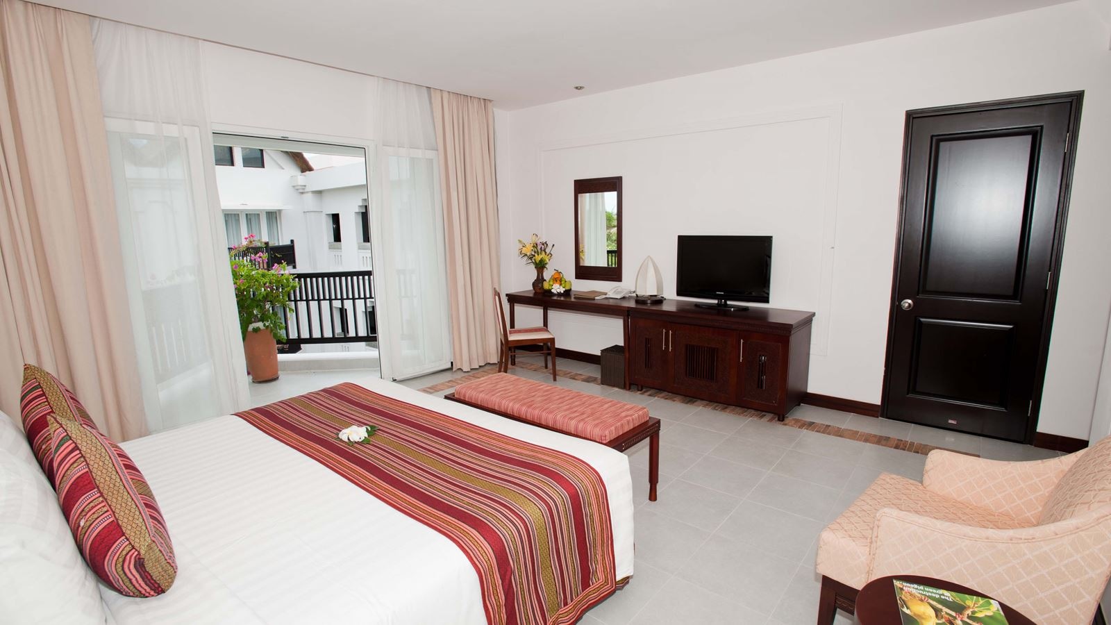 rooms-superior-garden-view-balcony-child-without-extra-bed