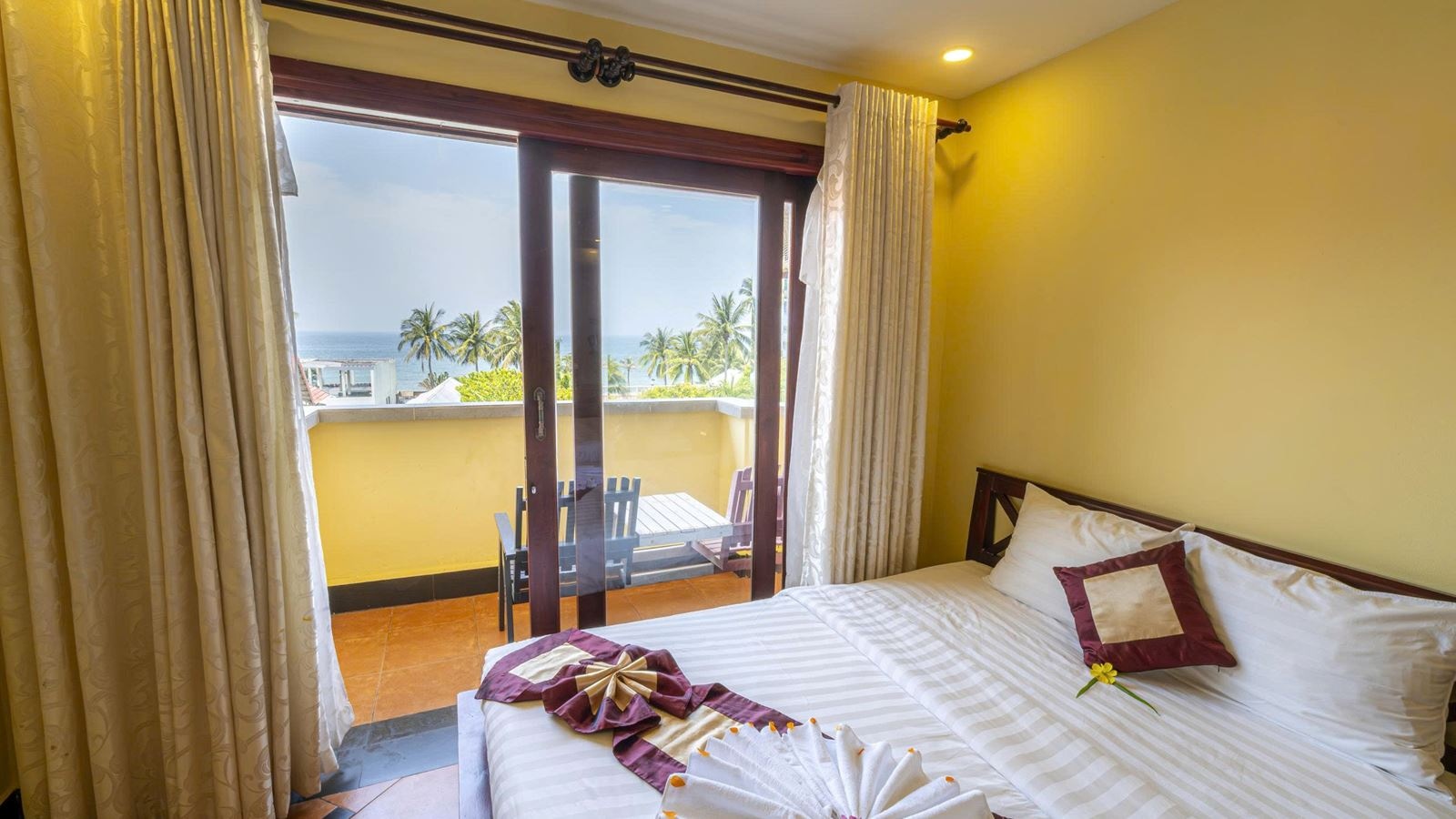 rooms-deluxe-garden-view-with-balcony