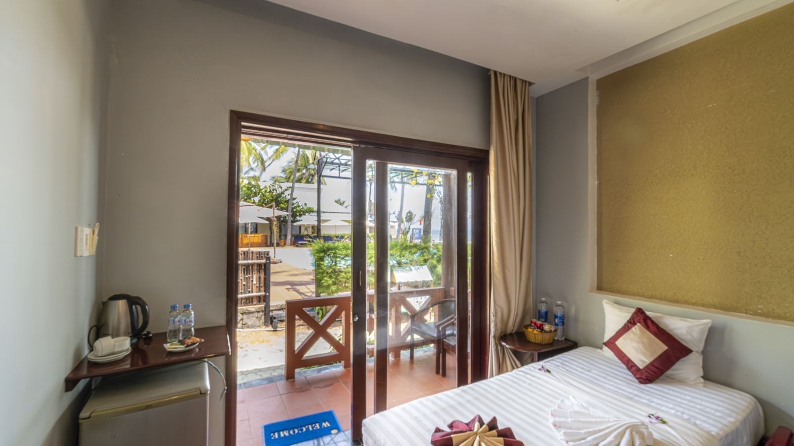 rooms-bungalow-pool-front-garden-view-with-terrace