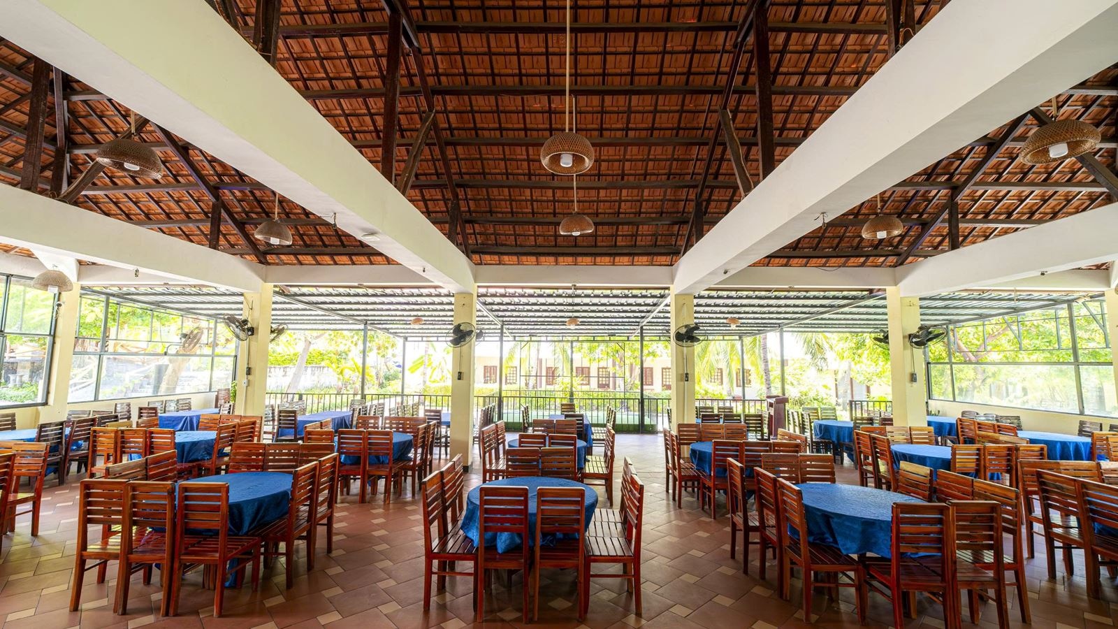 restaurants-restaurant