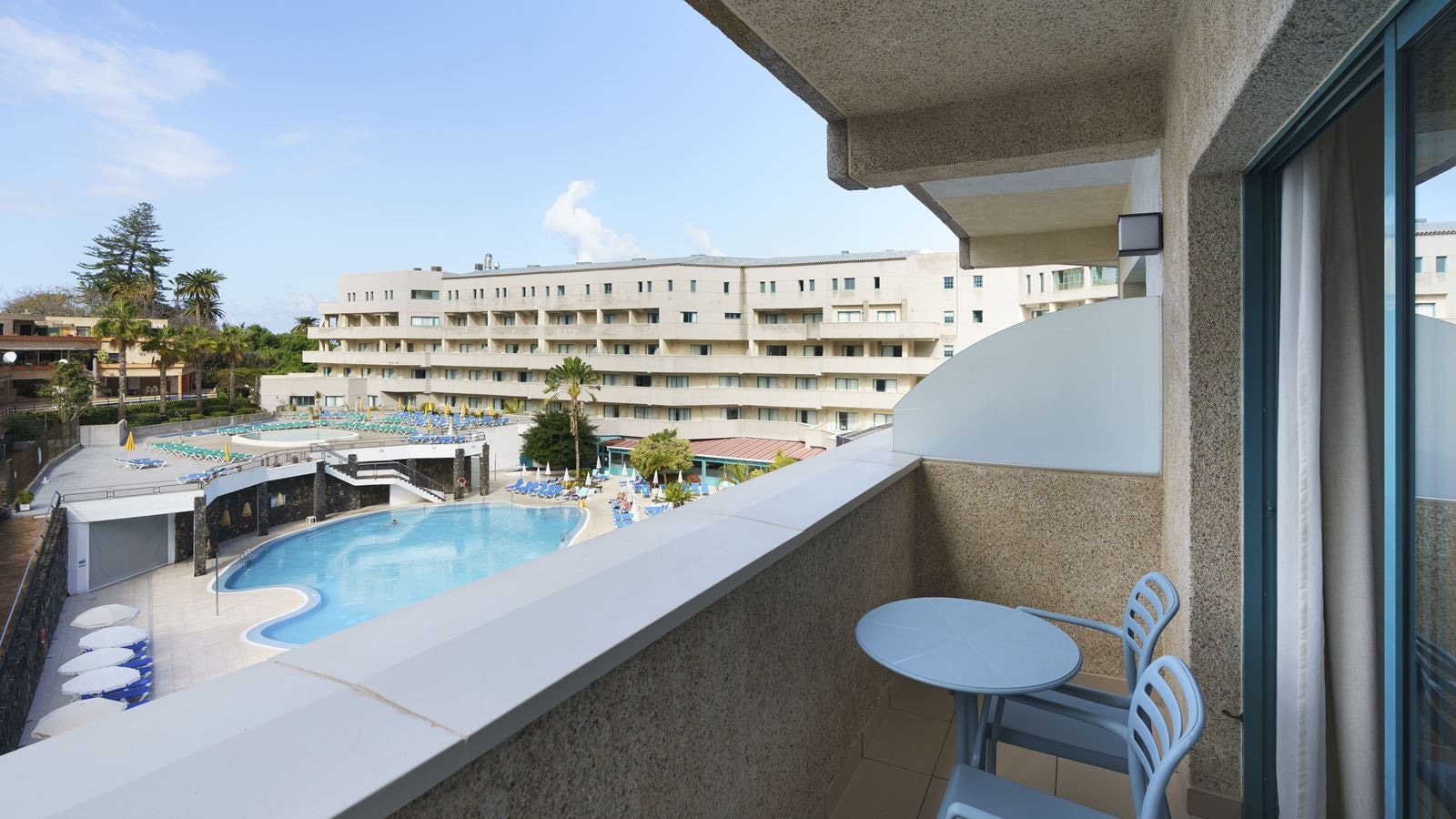 rooms-double-room-pool-view