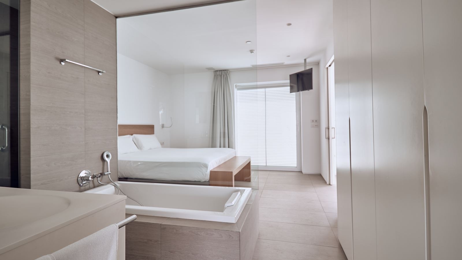 rooms-2-bedroom-suite-with-sea-view-serenity-bliss