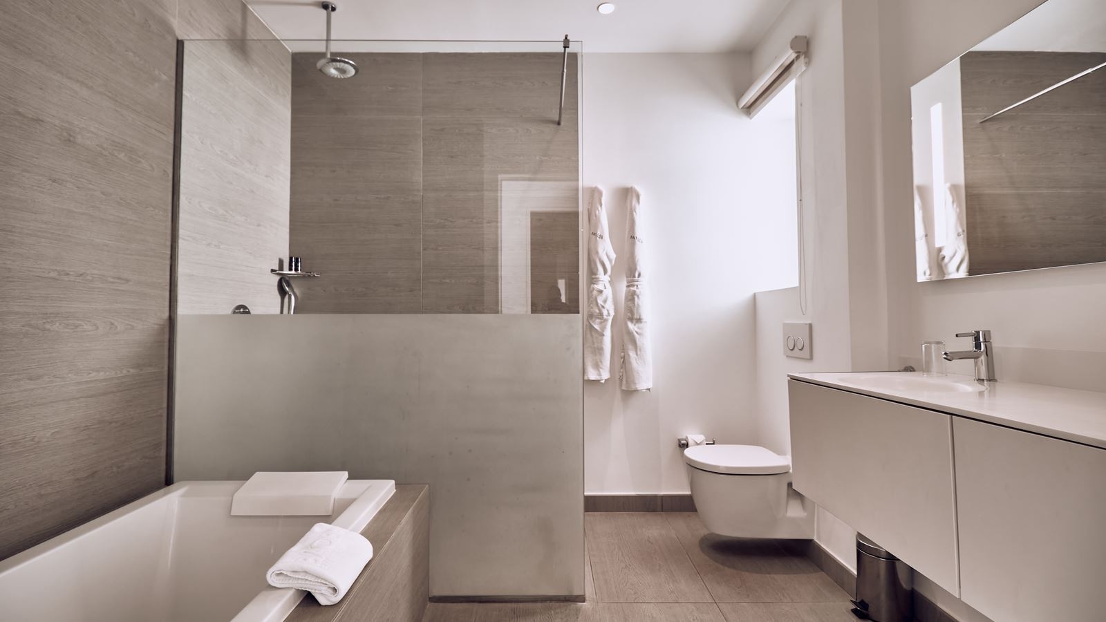 rooms-1-bedroom-suite-with-sea-view-and-jacuzzi-divinity-lago