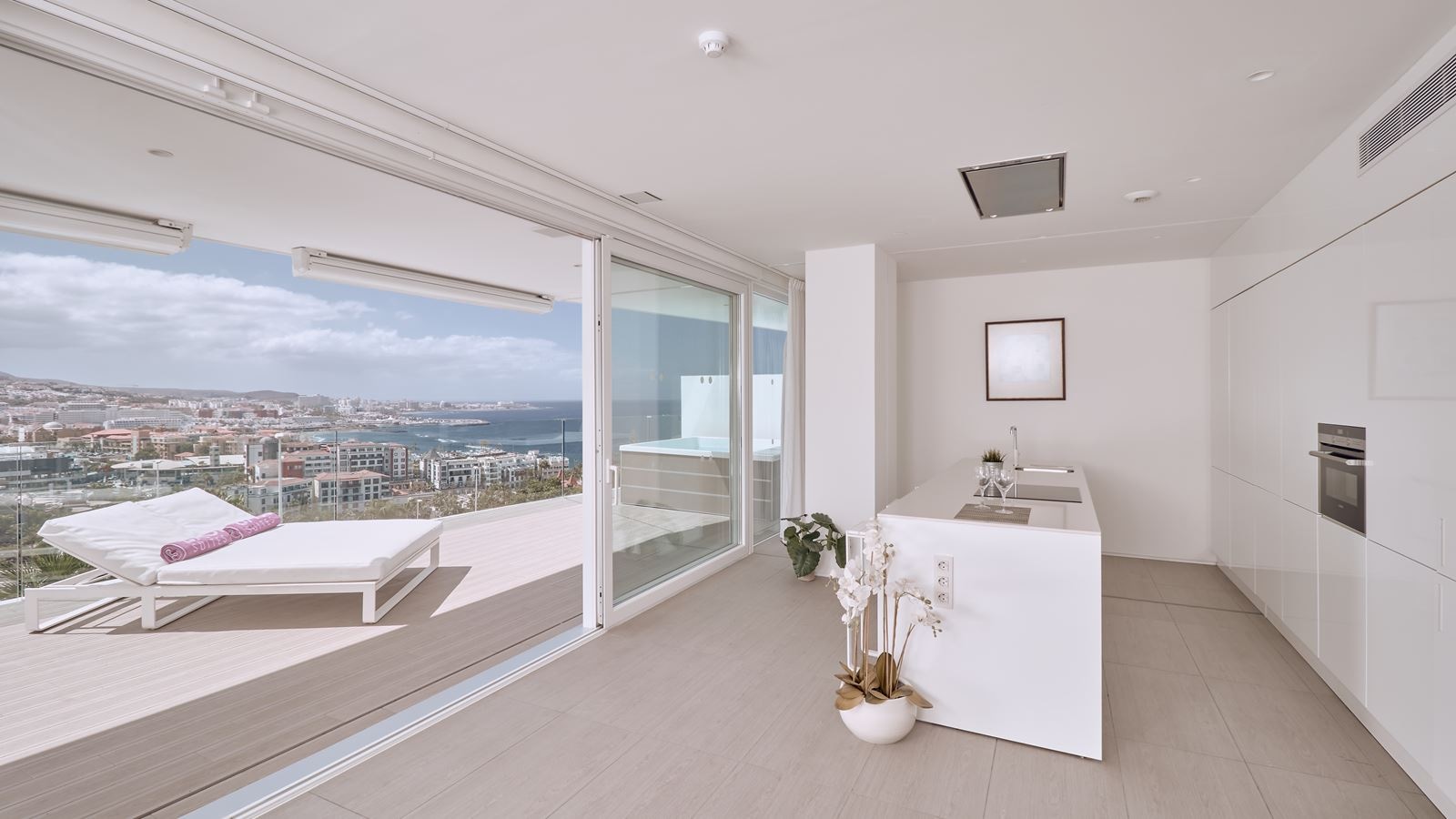 rooms-1-bedroom-suite-with-sea-view-and-jacuzzi-divinity-lago