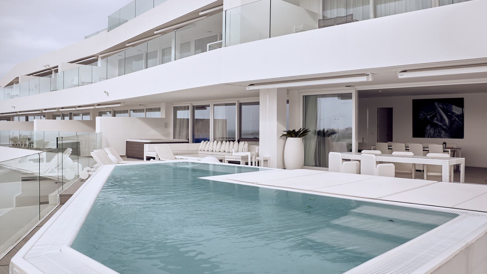 rooms-3-bedroom-suite-with-sea-view-jacuzzi-and-private-pool-infinity-mar