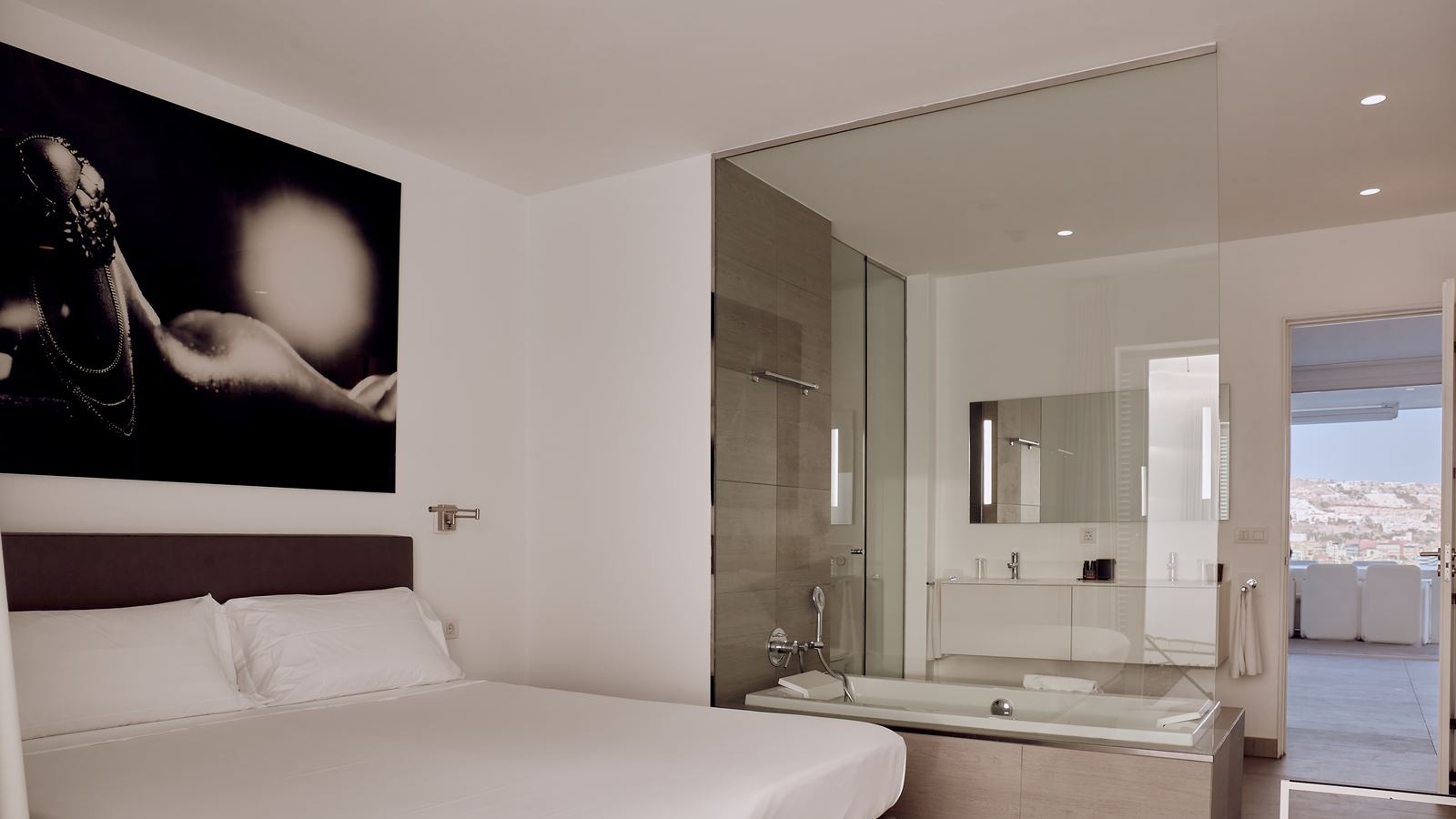 rooms-3-bedroom-suite-extra-large-room-with-private-pool-jacuzzi-lateral-sea-view-and-terrace-infinity-harmony