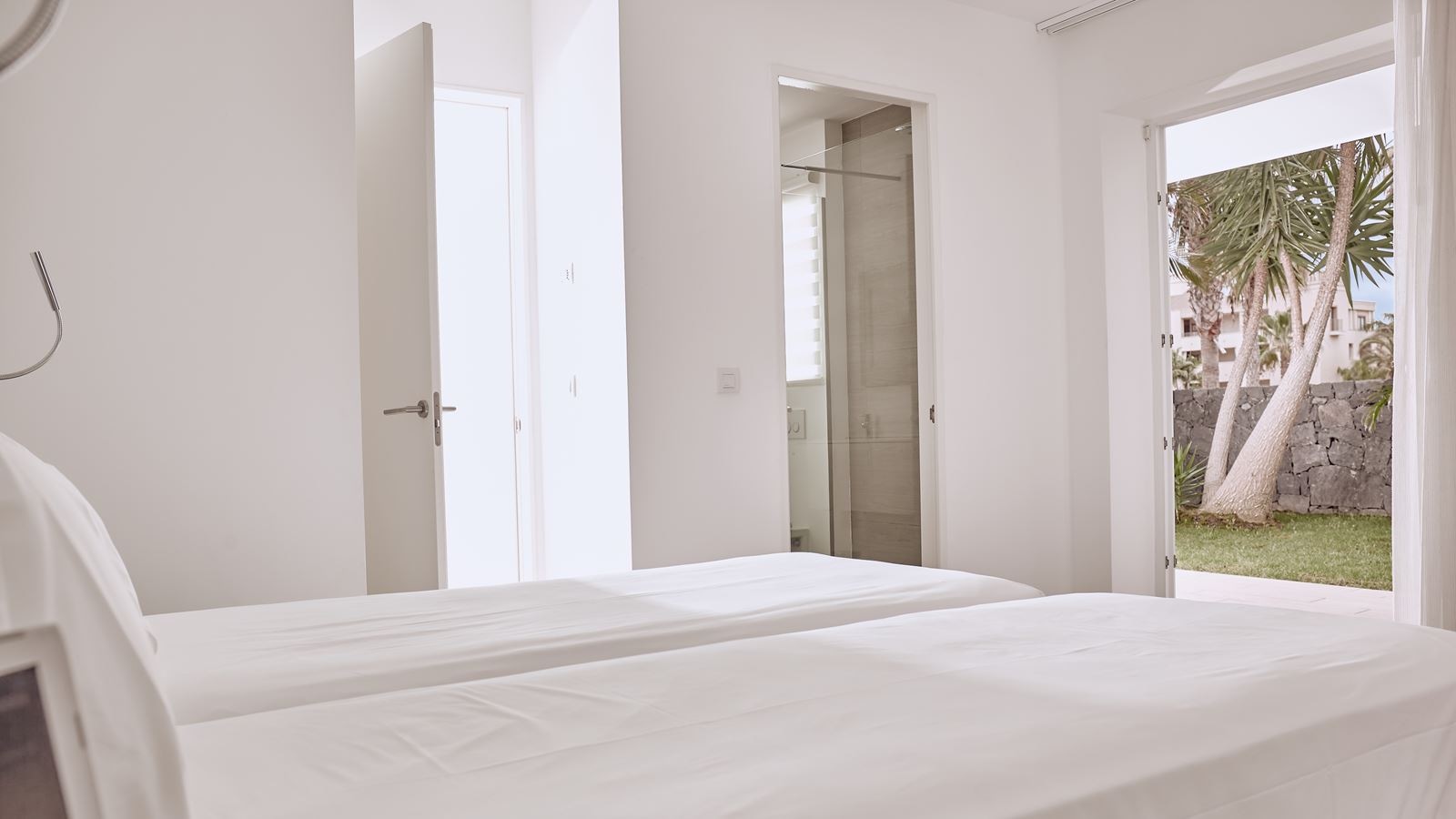 rooms-2-bedroom-suite-extra-large-room-with-sea-view-private-pool-and-terrace-serenity-elegance