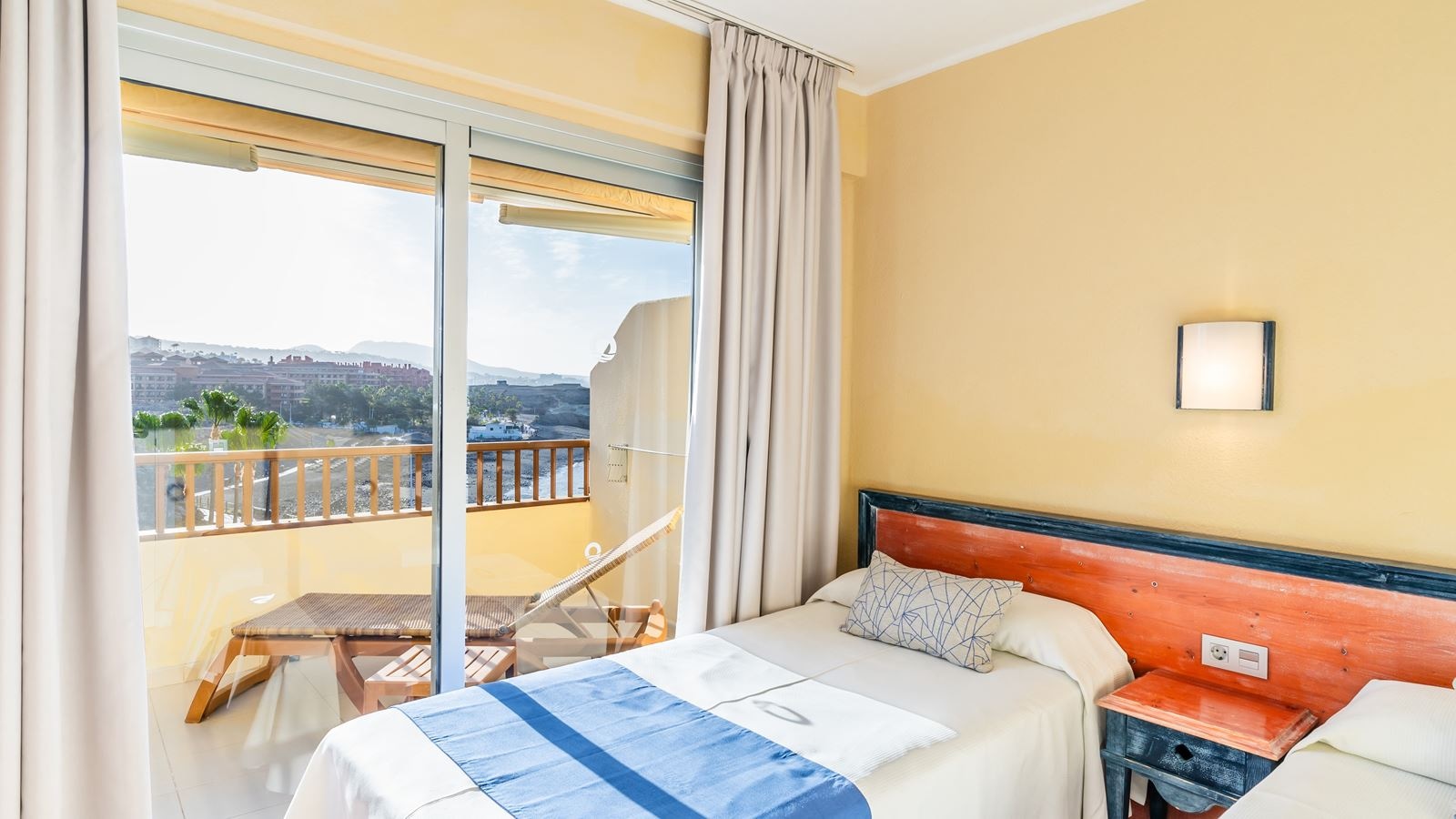 rooms-1-bedroom-superior-apartment-with-side-sea-view-and-balcony