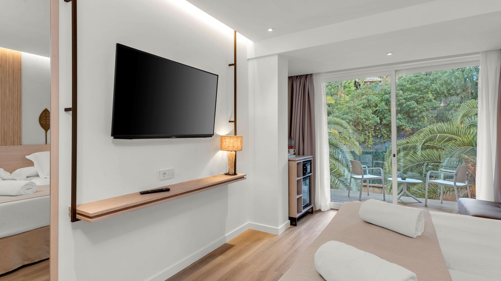 rooms-ds--silver-room