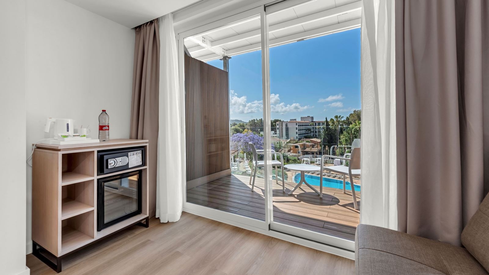 rooms-ds--silver-room