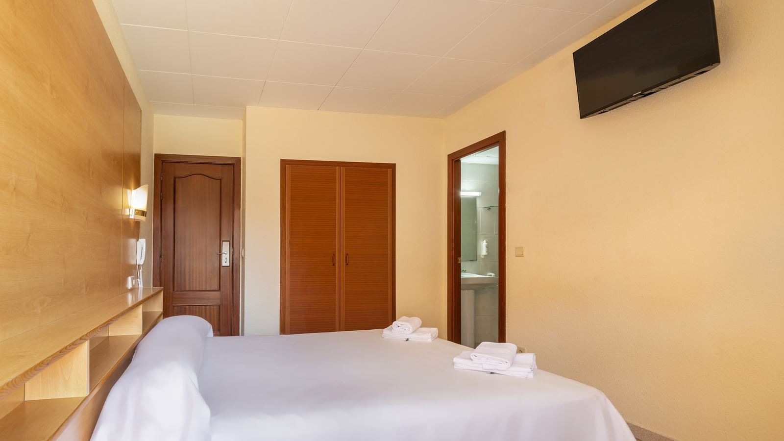 rooms-double-standard-room-balcony-or-terrace