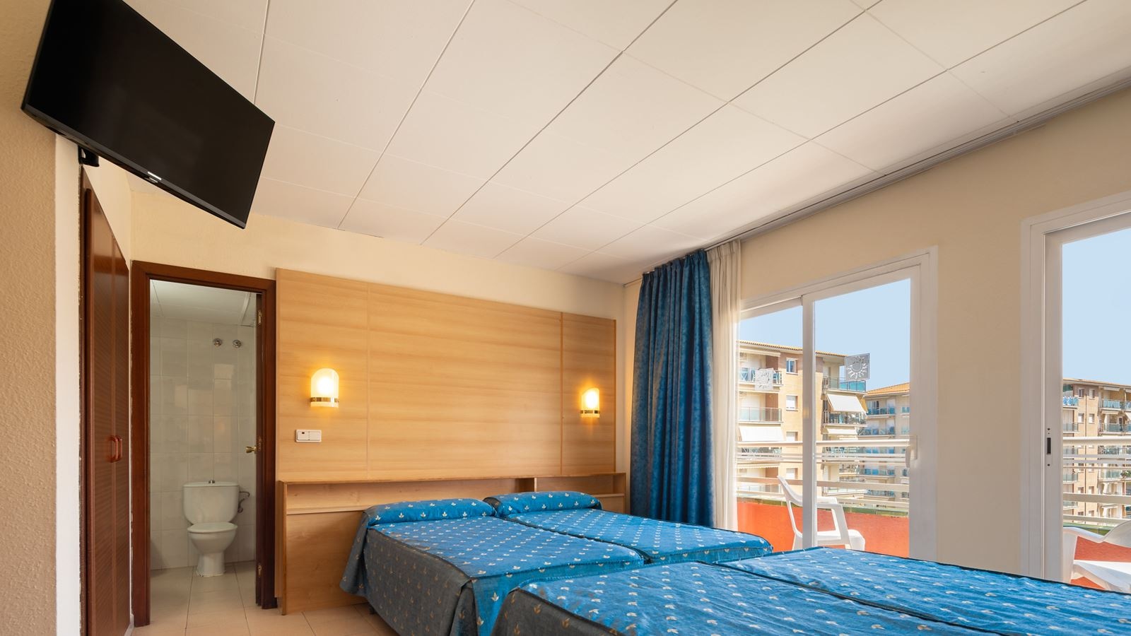 rooms-room-quad-balcony-or-terrace