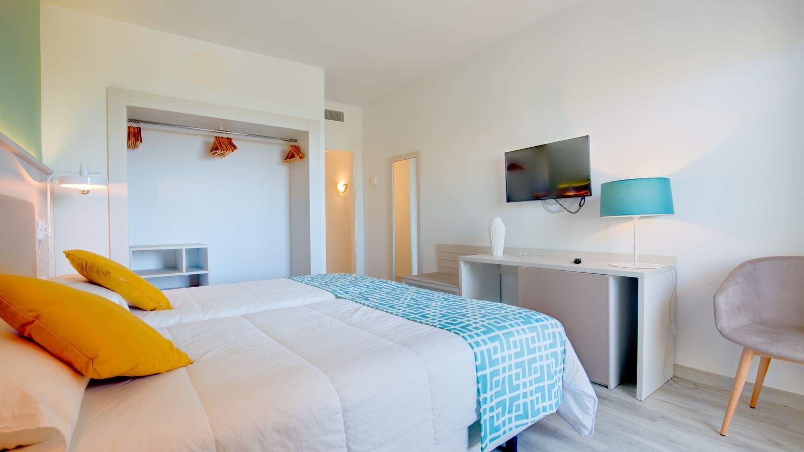 rooms-twin-standard-balcony-or-terrace