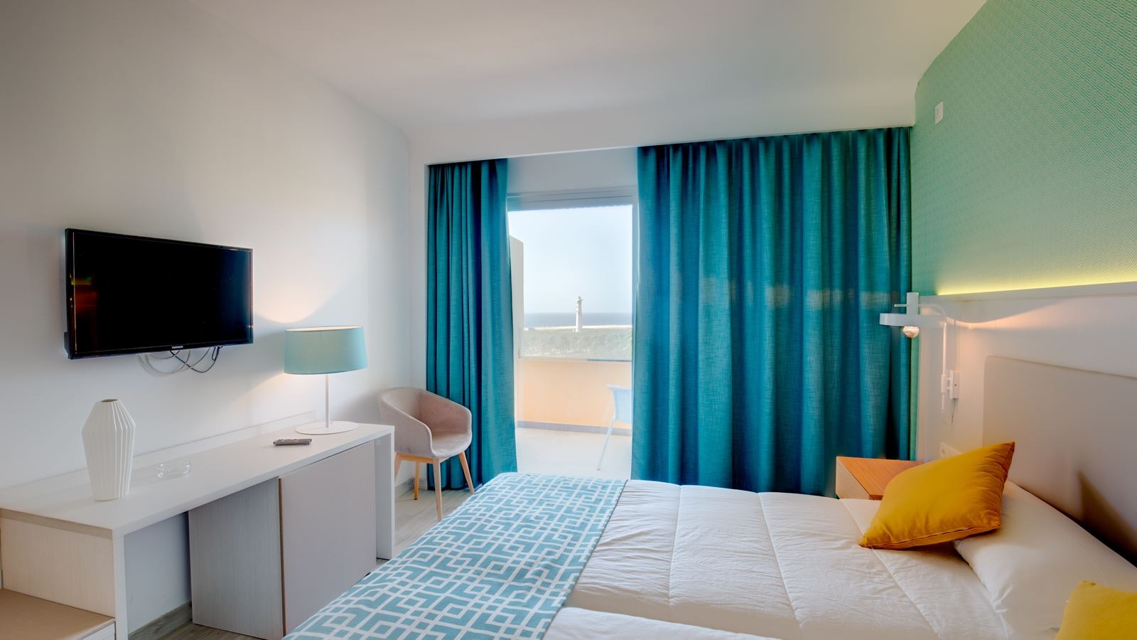 rooms-twin-lateral-sea-view-balcony-or-terrace