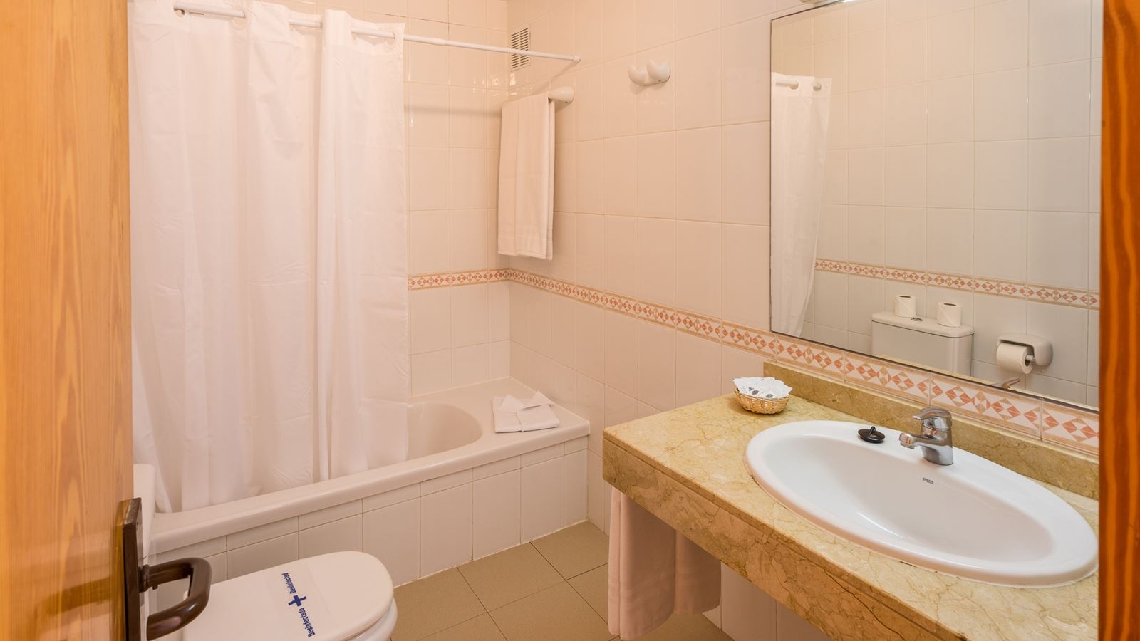 rooms-apartment-2-bedrooms-balcony-or-terrace