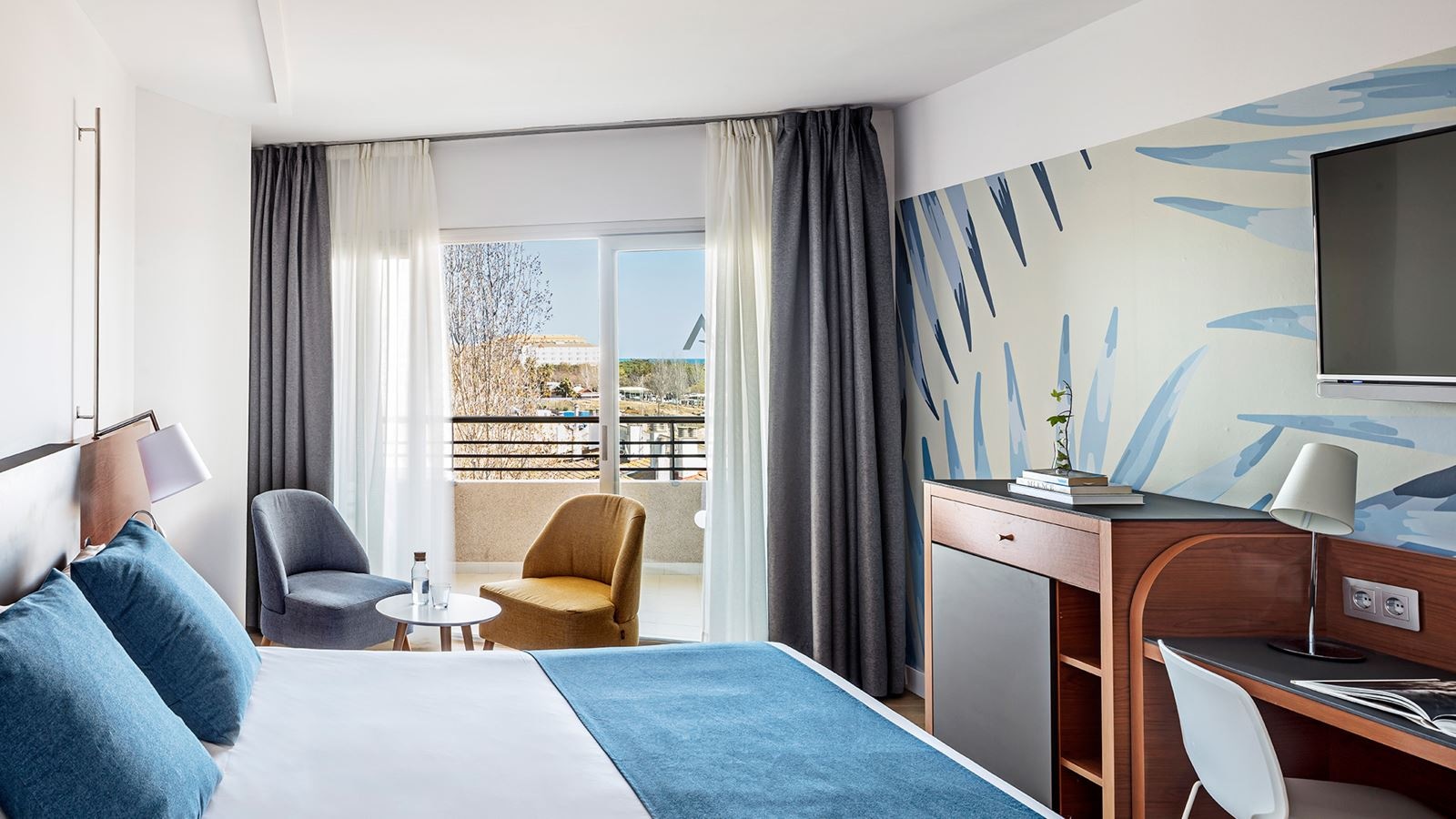 rooms-double-standard-room-design-with-balcony