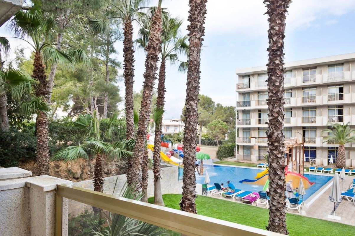 rooms-double-room-pool-view