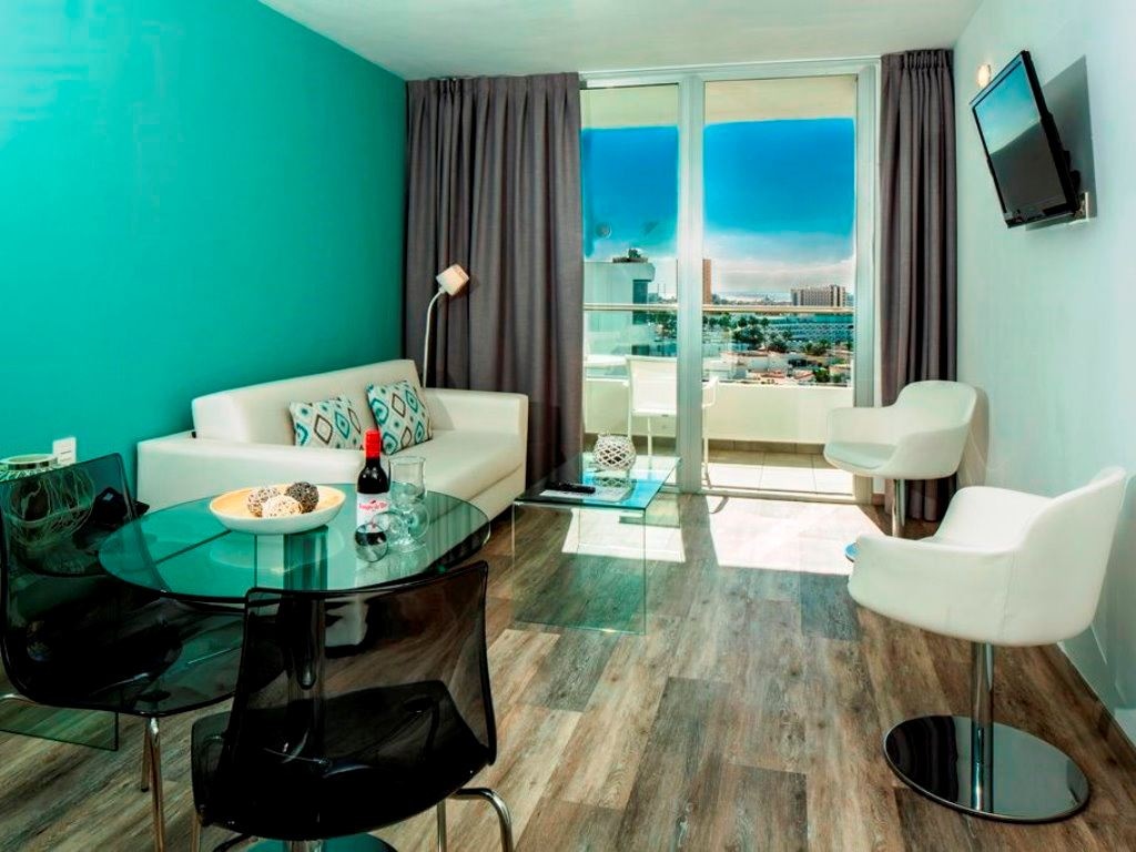 rooms-junior-suite-pool-view--balcony-or-terrace