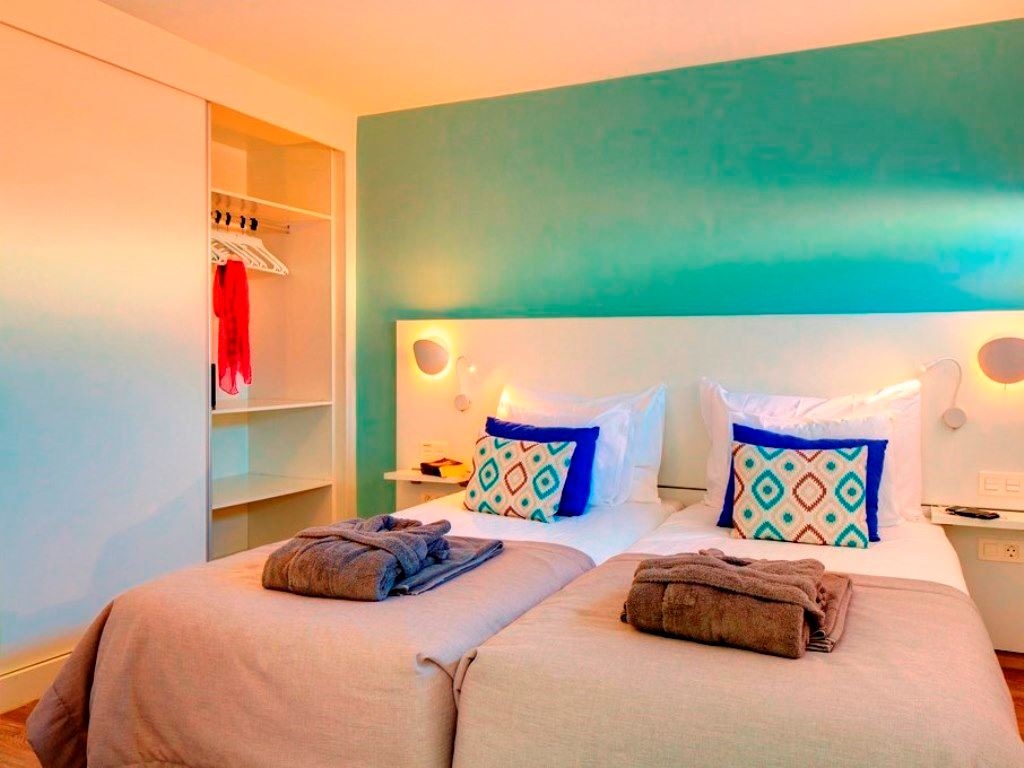 rooms-junior-suite-pool-view--balcony-or-terrace