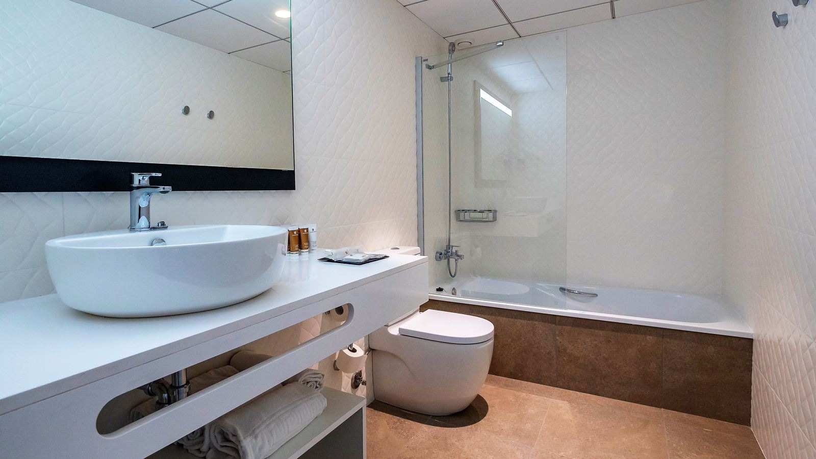 rooms-family-room-balcony-or-terrace