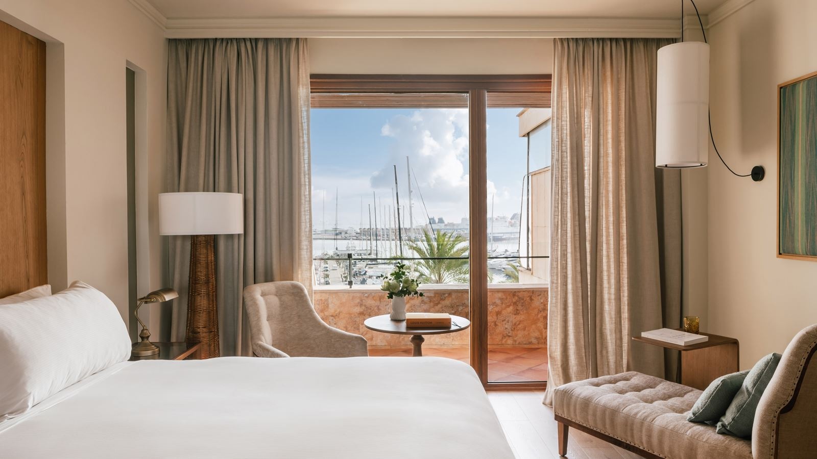 rooms-b2w--double-supreme-sea--cathedral-view