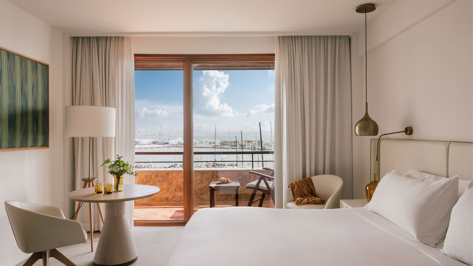 rooms-ebw--red-level-supreme-sea--cathedral-view