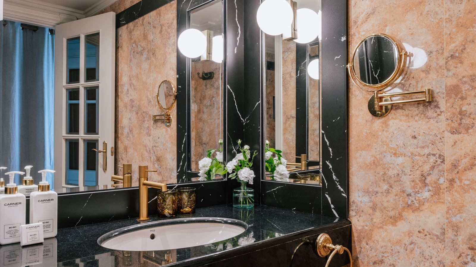 rooms-b2w--double-supreme-sea--cathedral-view