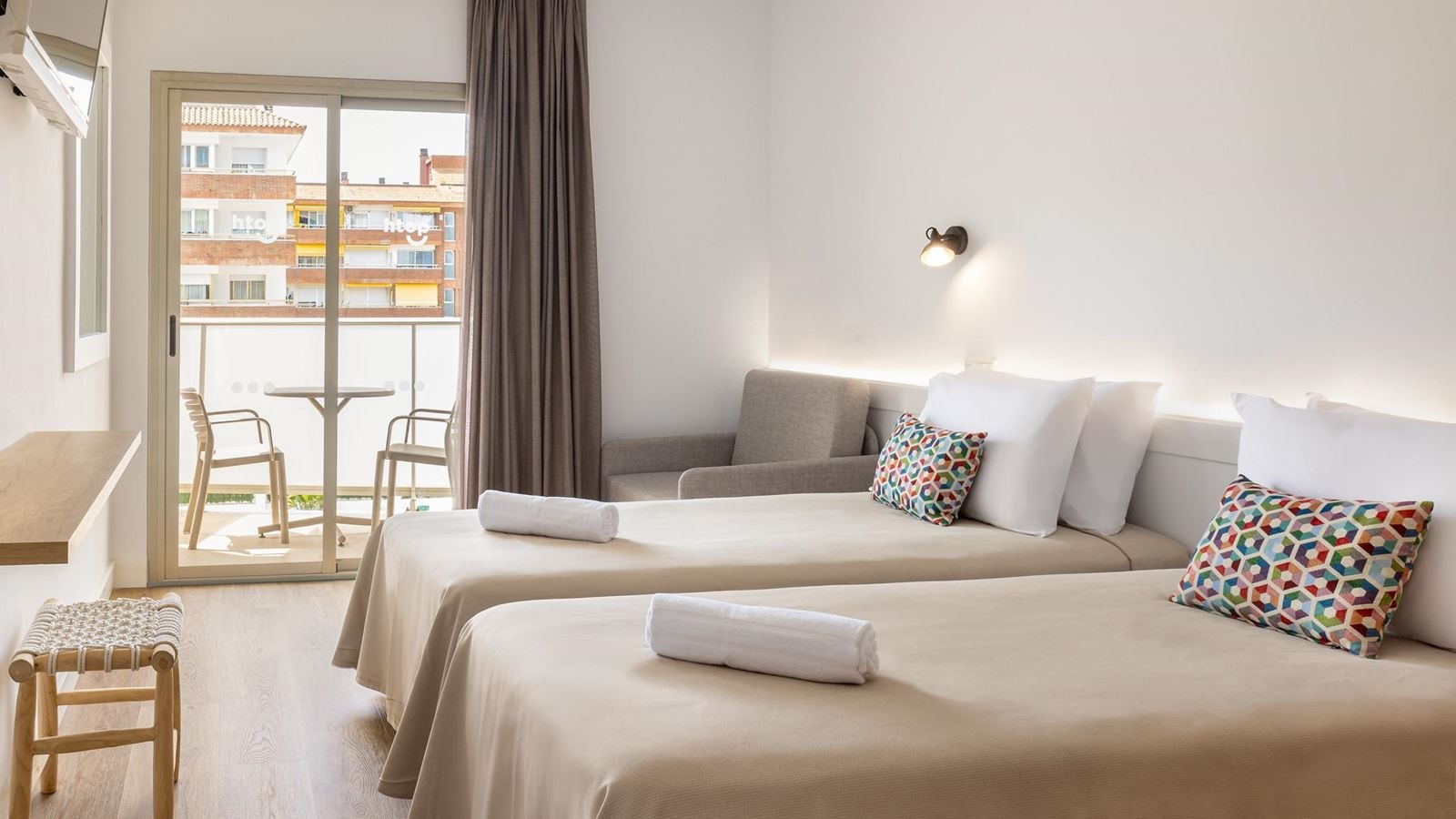 rooms-twin-room-balcony-or-terrace