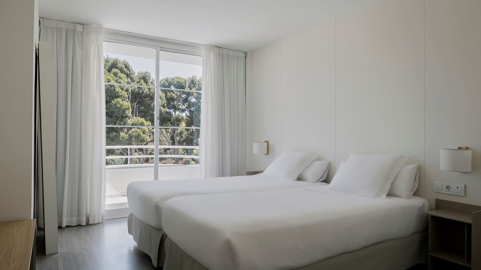 rooms-apartment-standard-1-bedroom-balcony-or-terrace-a4b