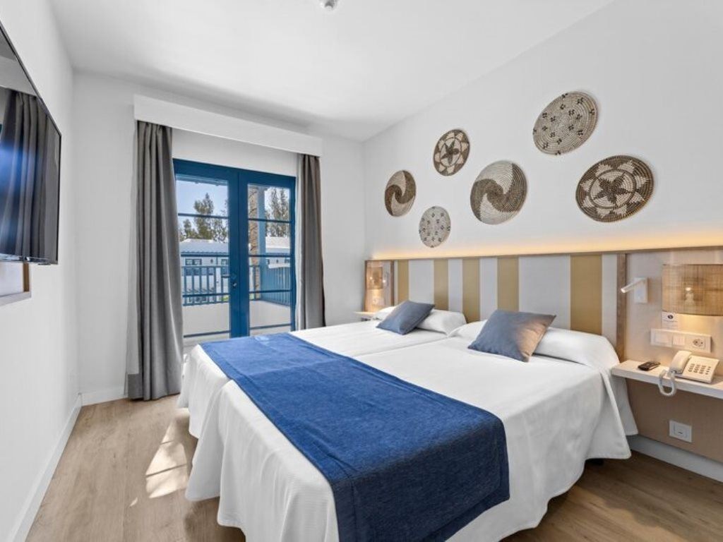 rooms-a1p-renovated-deluxe-1-bedroom-with-balcony-or-terrace